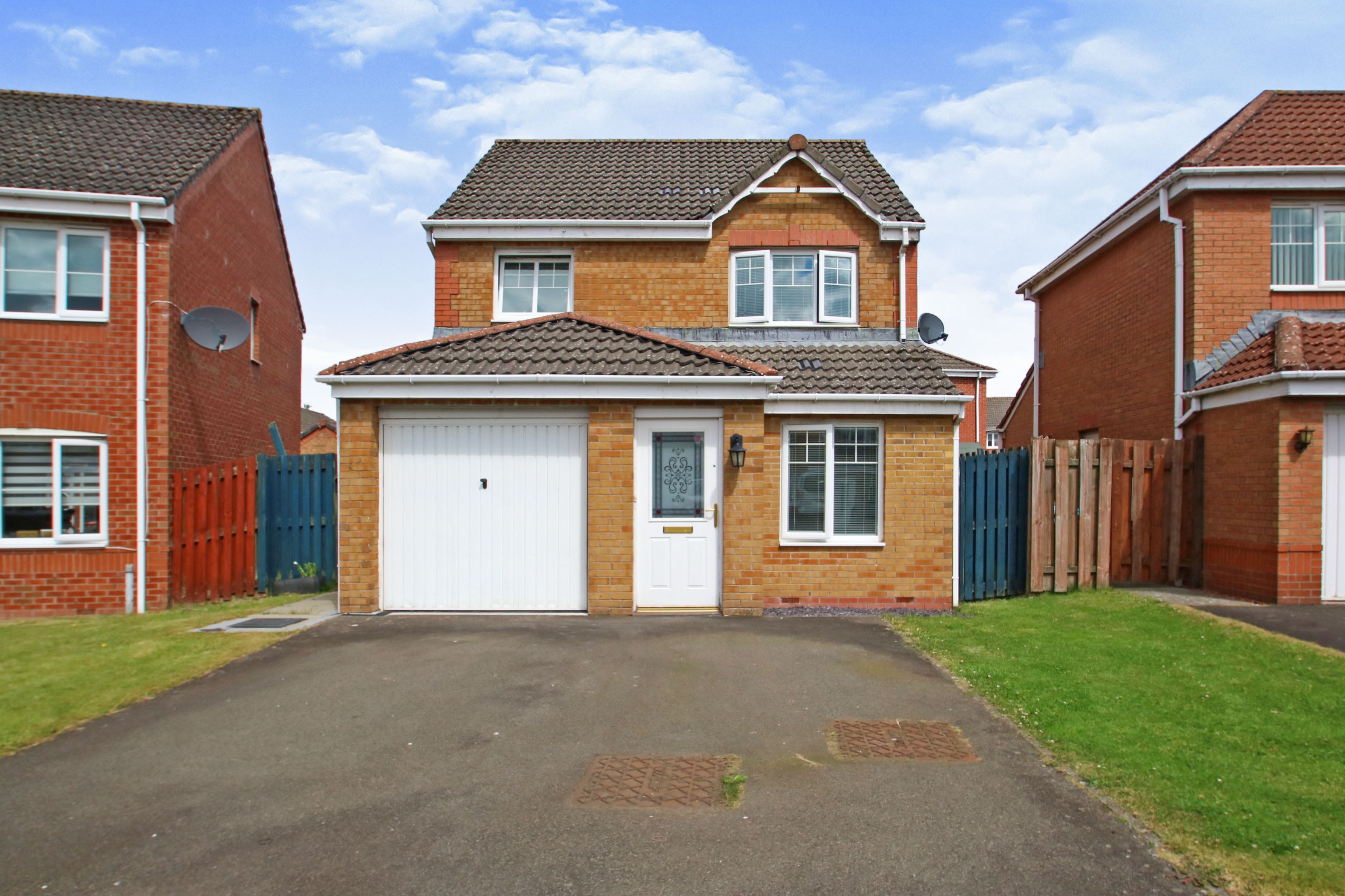 3 bedroom detached house for sale in Scalloway Road, Glasgow, G69 8LH