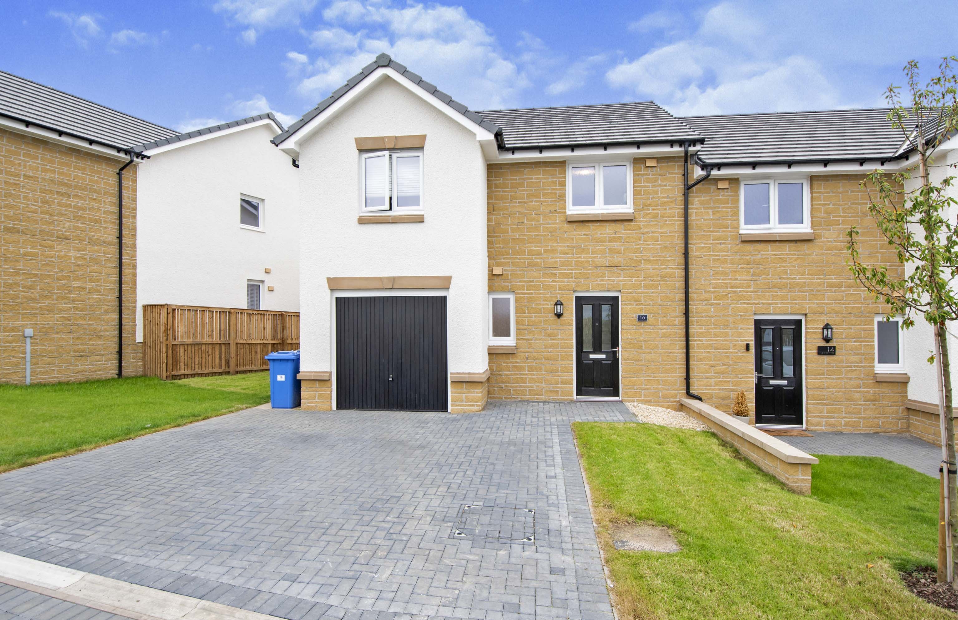 3 bedroom semidetached house for sale in Greylag Place, Glasgow, G72 6AU