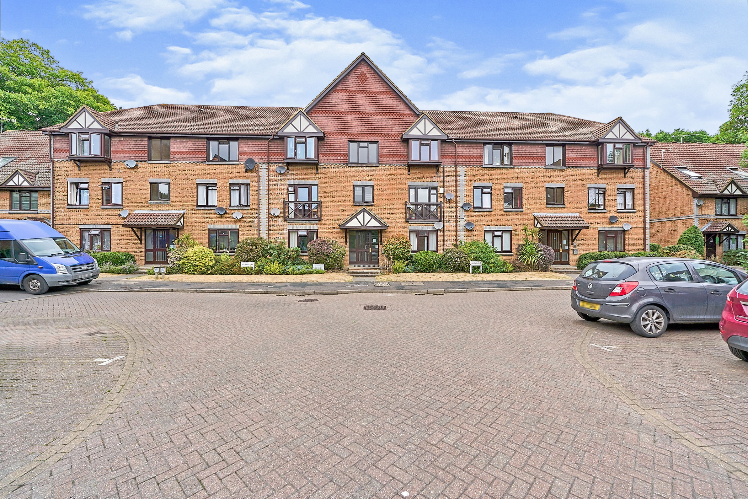 2 bedroom apartment for sale in Dorchester Court, Woking, GU22 7DW