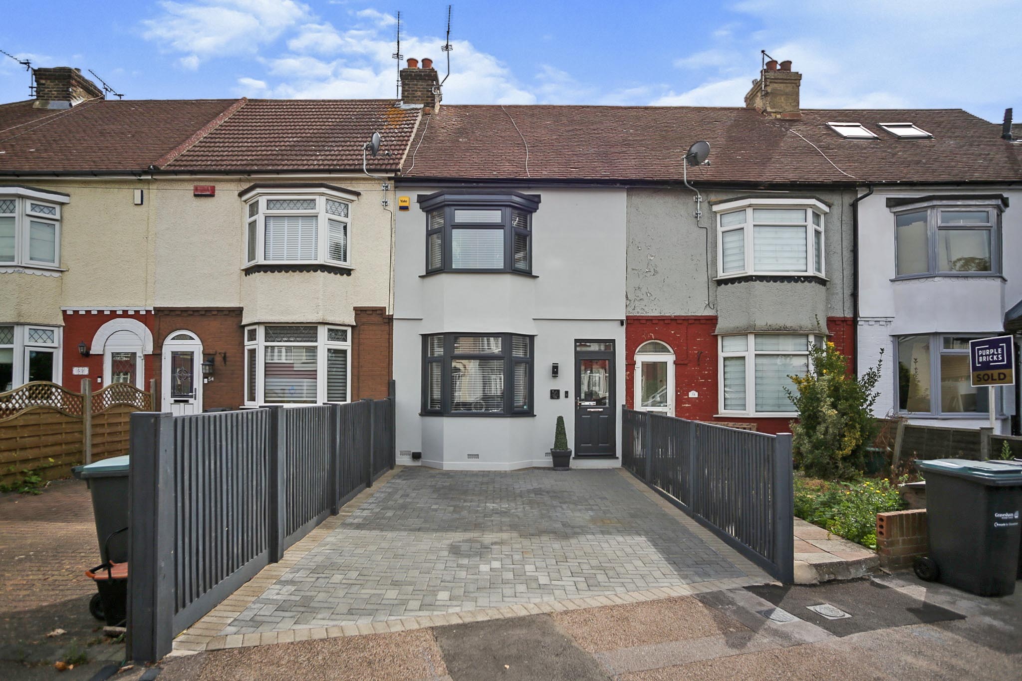2 bedroom terraced house for sale in Robinia Avenue, Gravesend, DA11 9QE