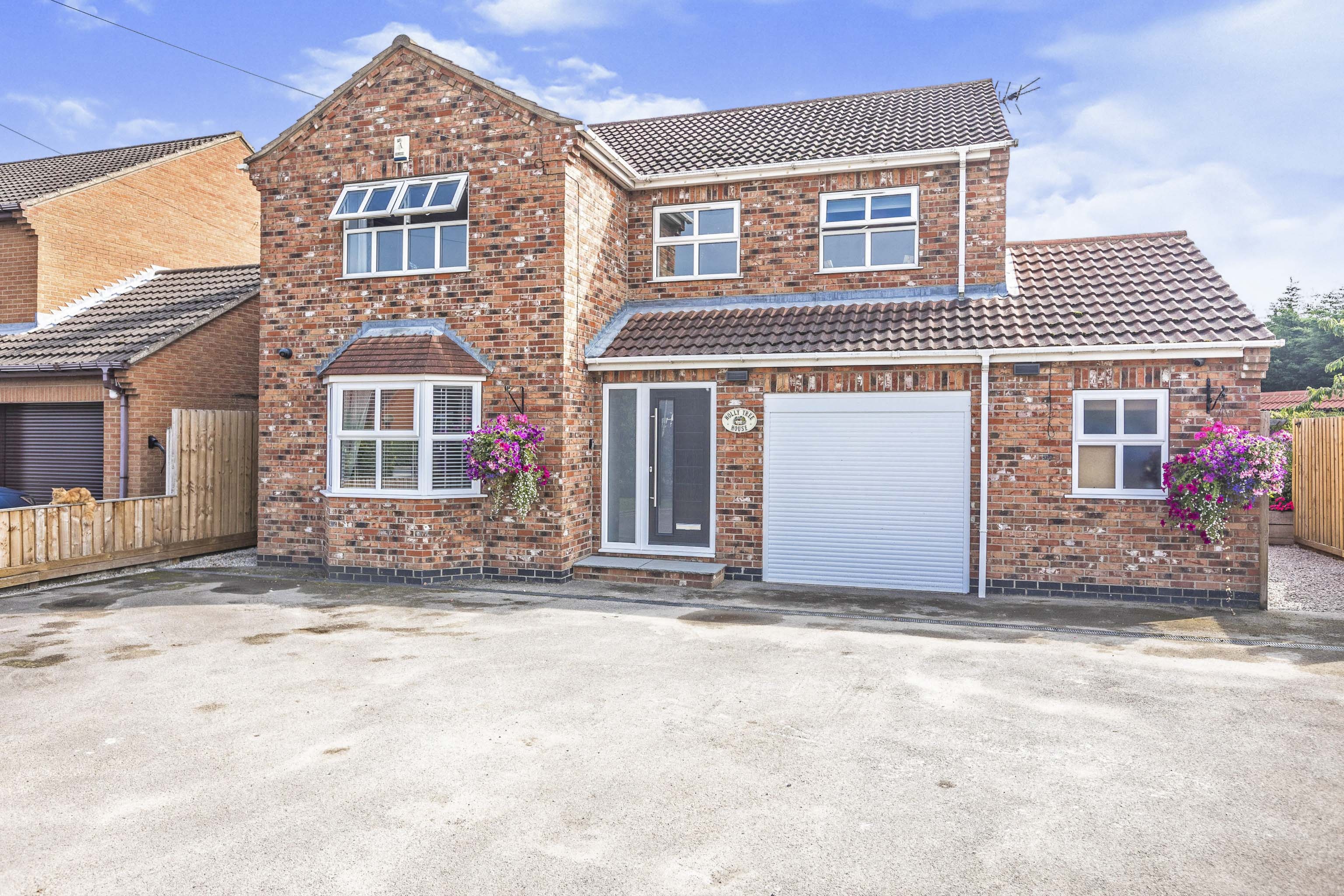 4 bedroom detached house for sale in Back Lane, East Cowick, DN14 9ET