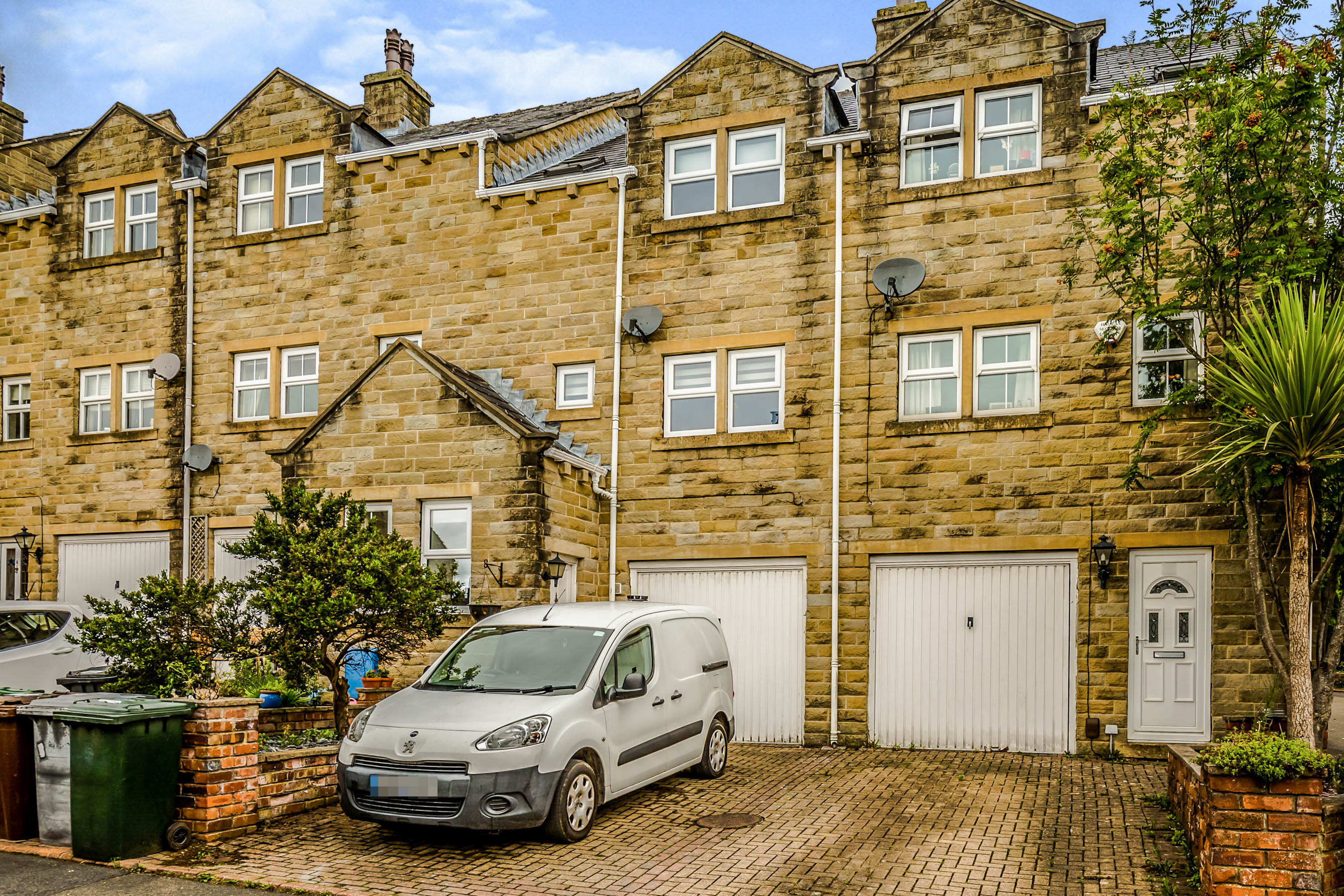 3 bedroom town house for sale in Kiln Court, Huddersfield, HD3 3GH