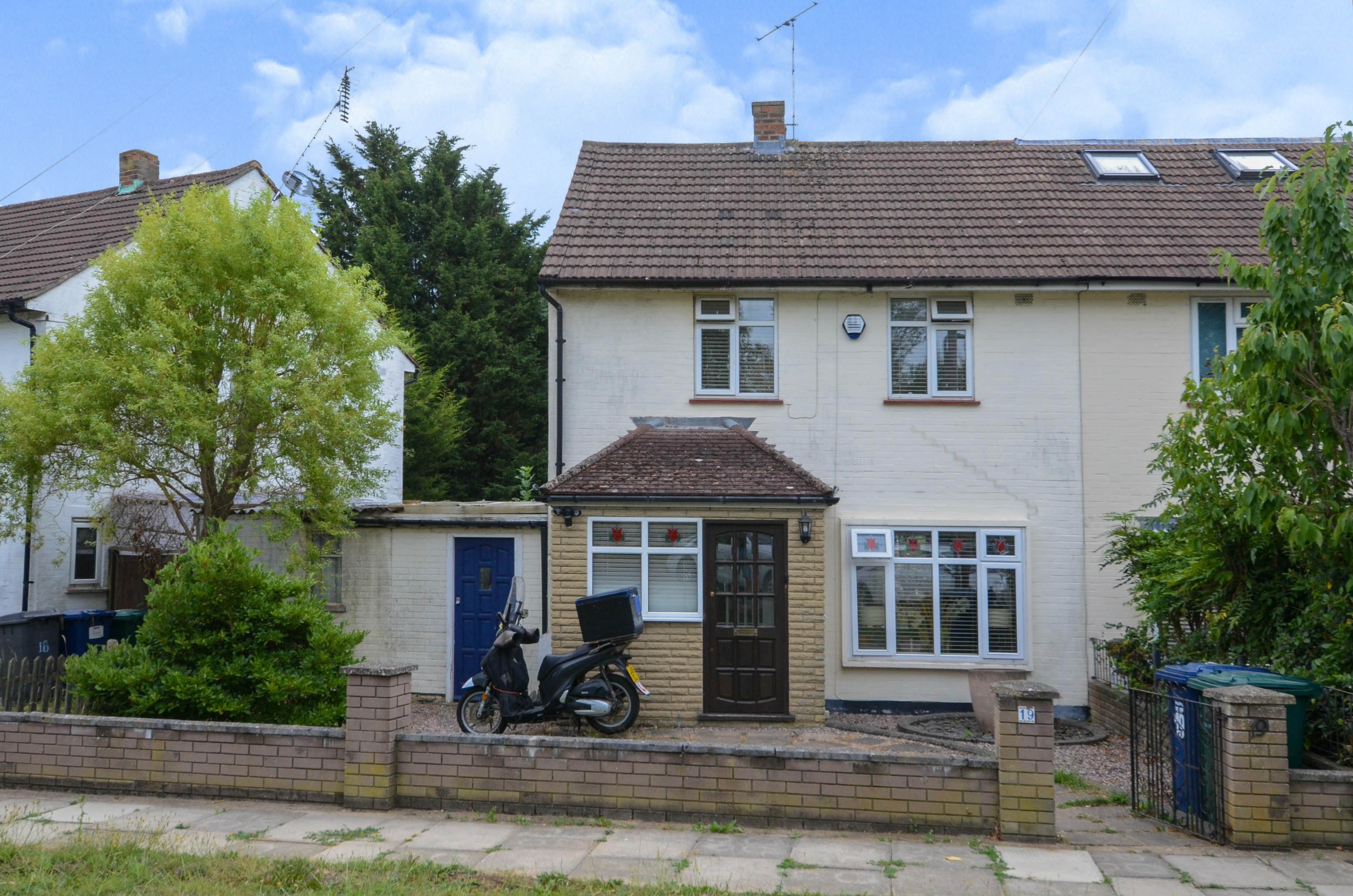 3 bedroom semidetached house for sale in Southfield, EN5 2AS