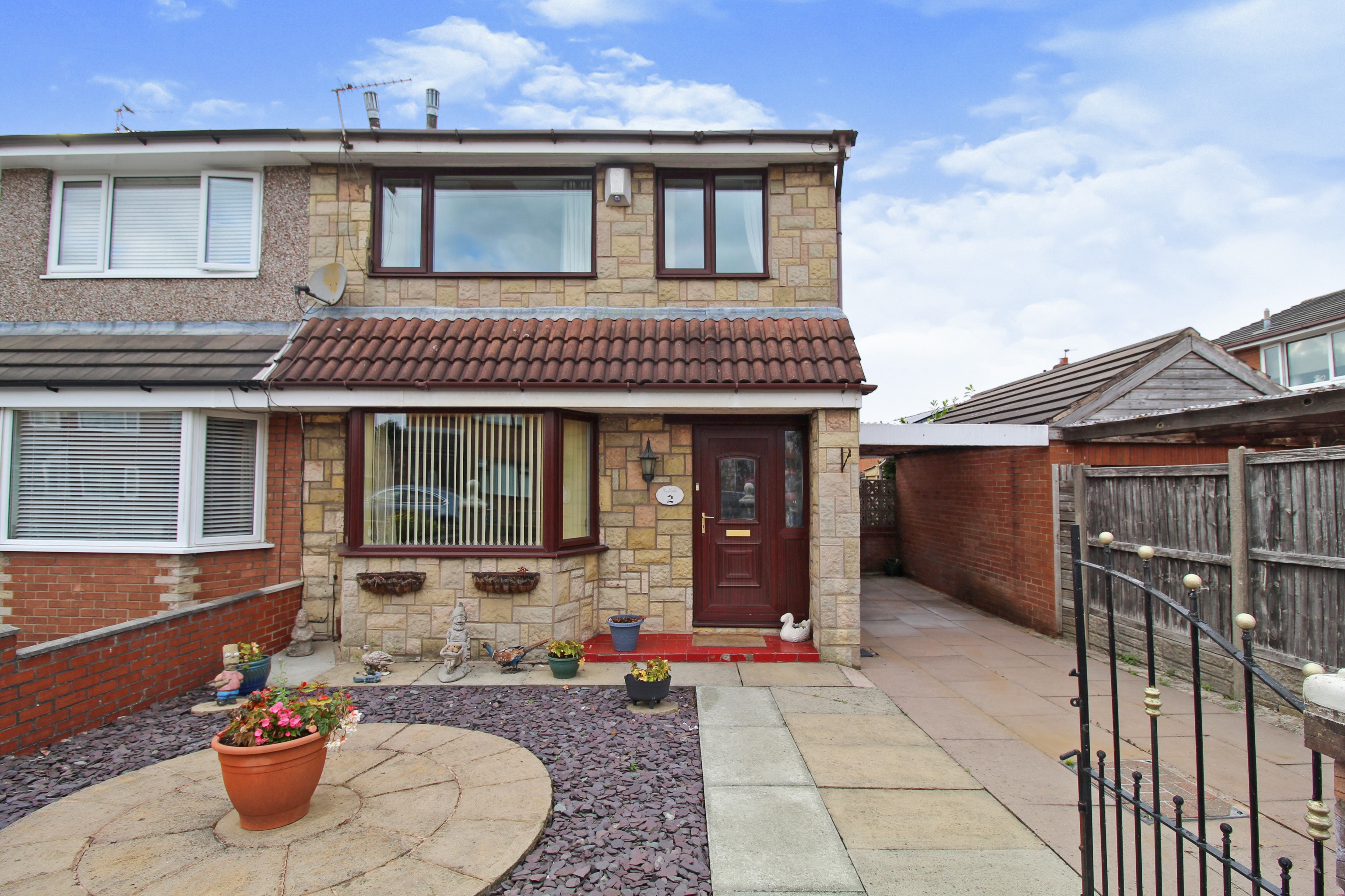 4 bedroom semidetached house for sale in Parkfields, Wigan, WN2 5XR