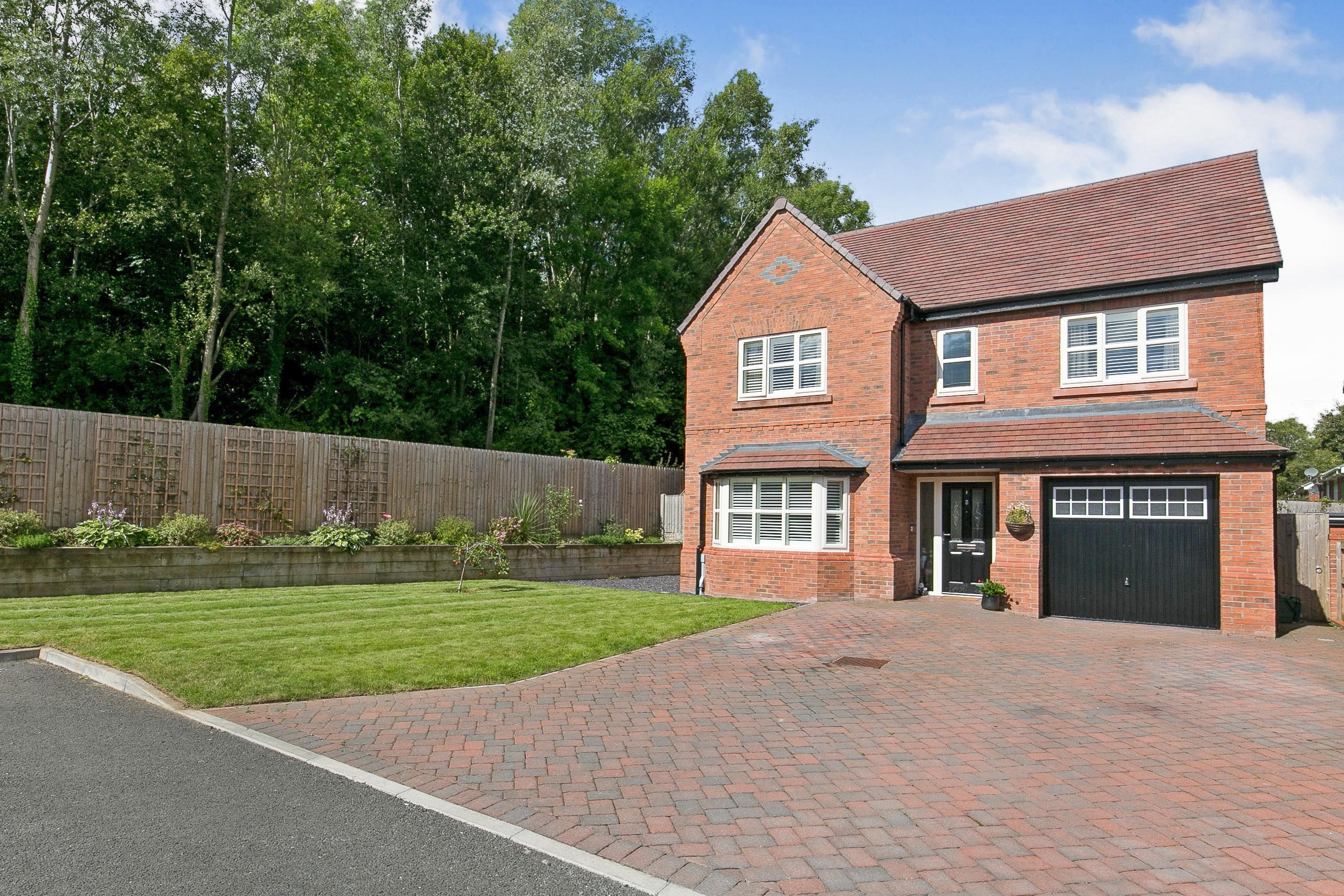 4 bedroom detached house for sale in Ffordd Y Gwanwyn, Mold, CH7 1FR