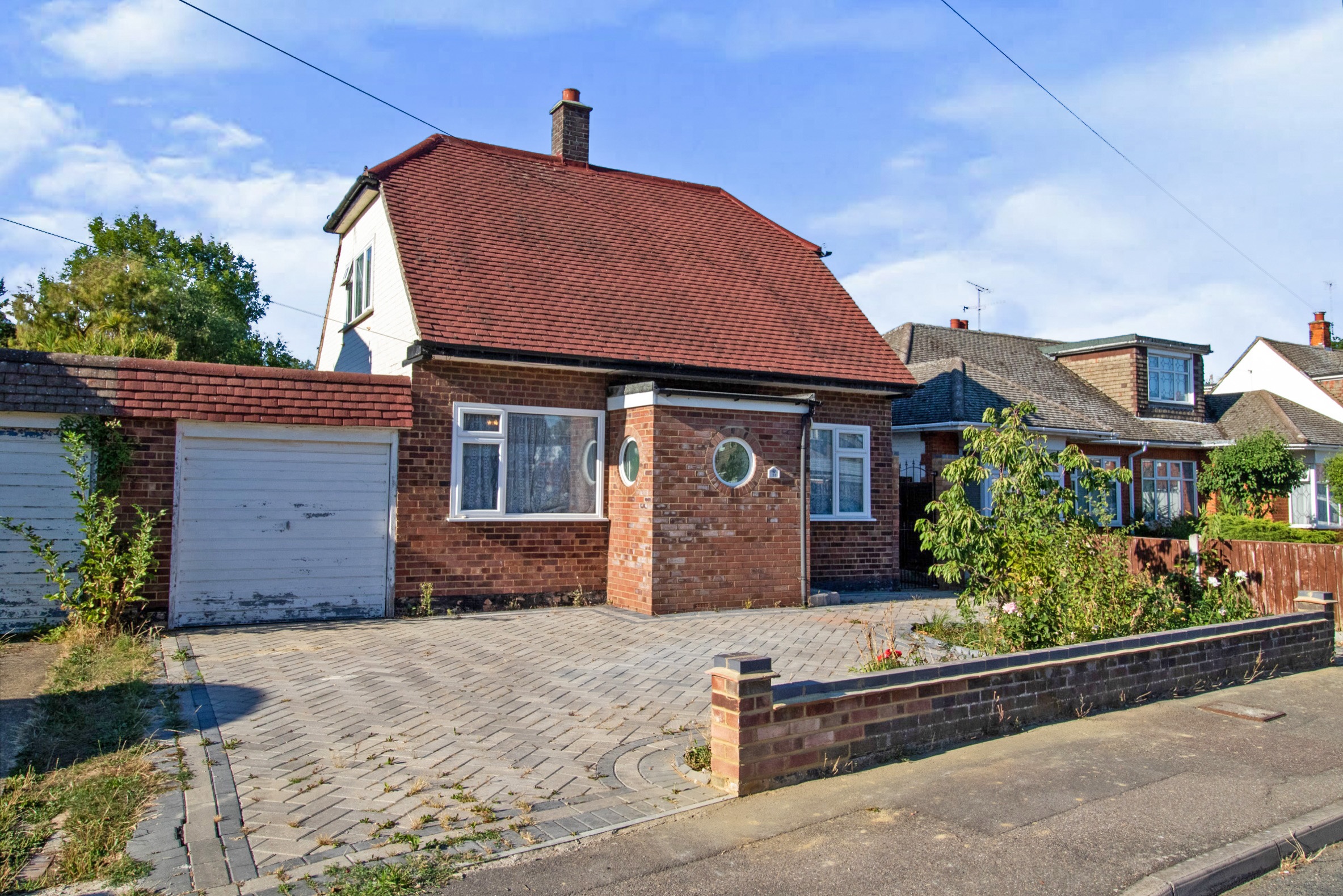 2 bedroom detached house for sale in Boyce View Drive, Benfleet, SS7 5EA