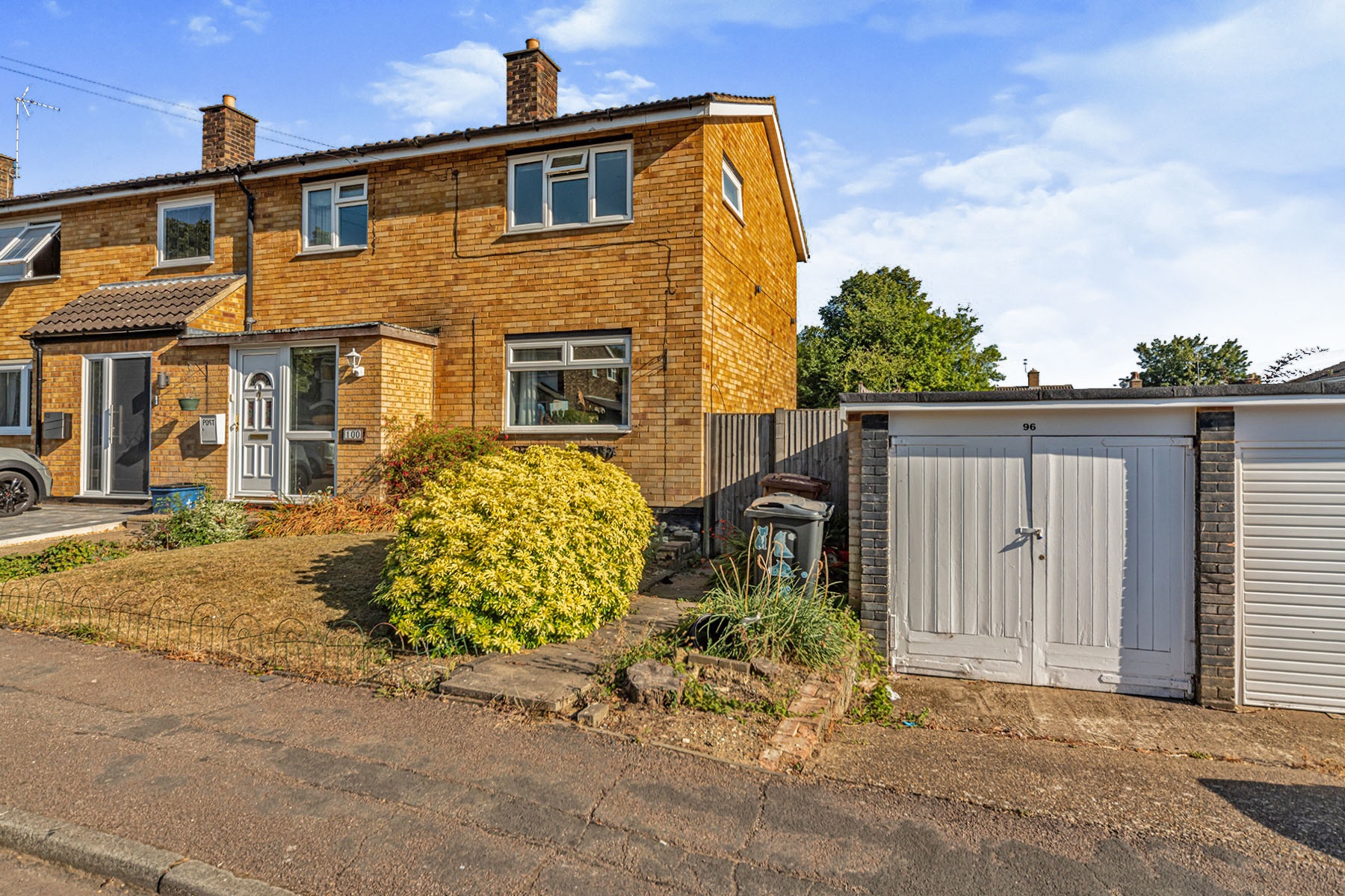 3 bedroom end of terrace house for sale in Chertsey Rise, Stevenage