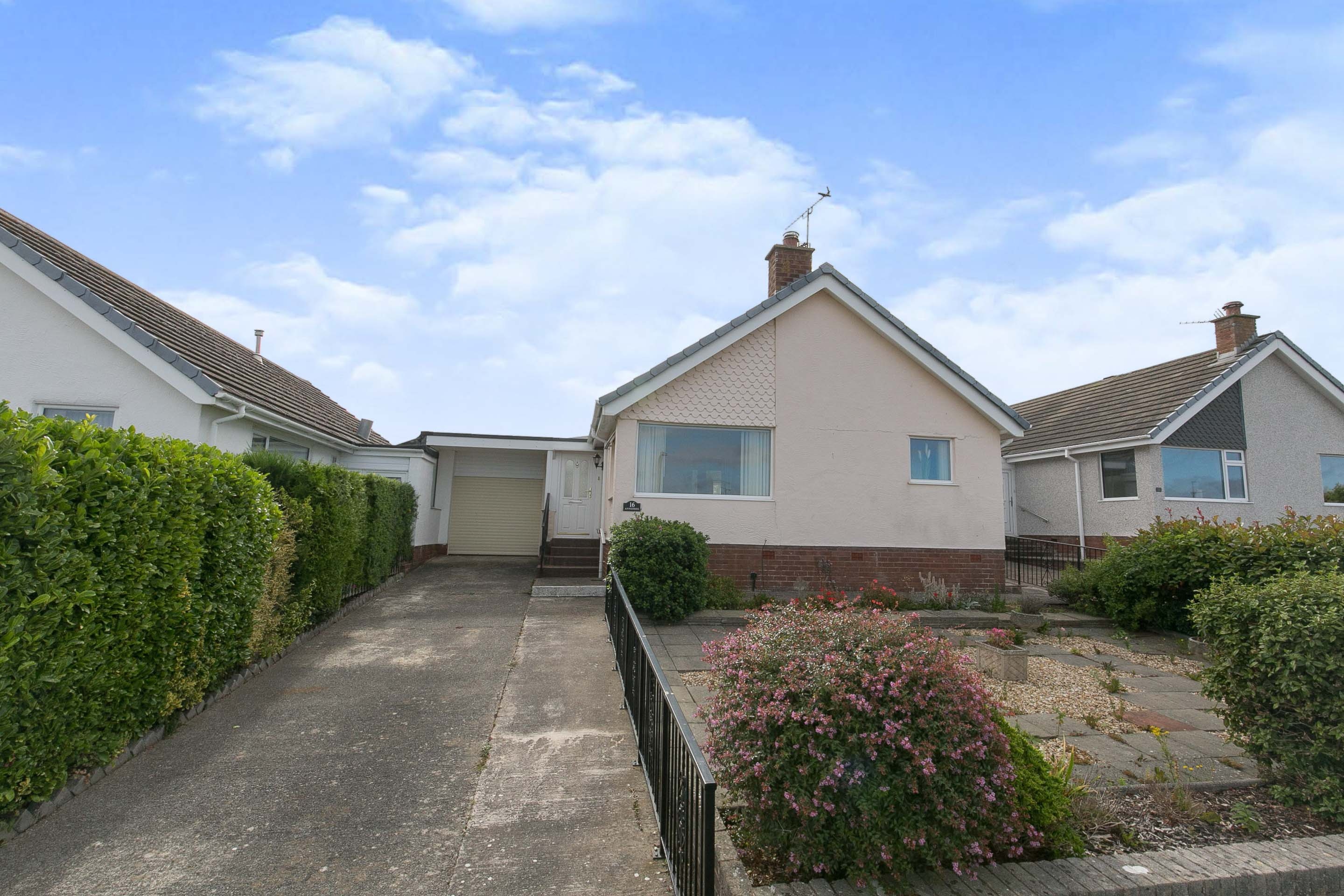 2 bedroom detached bungalow for sale in Rochester Way, Colwyn Bay, LL28 4NJ