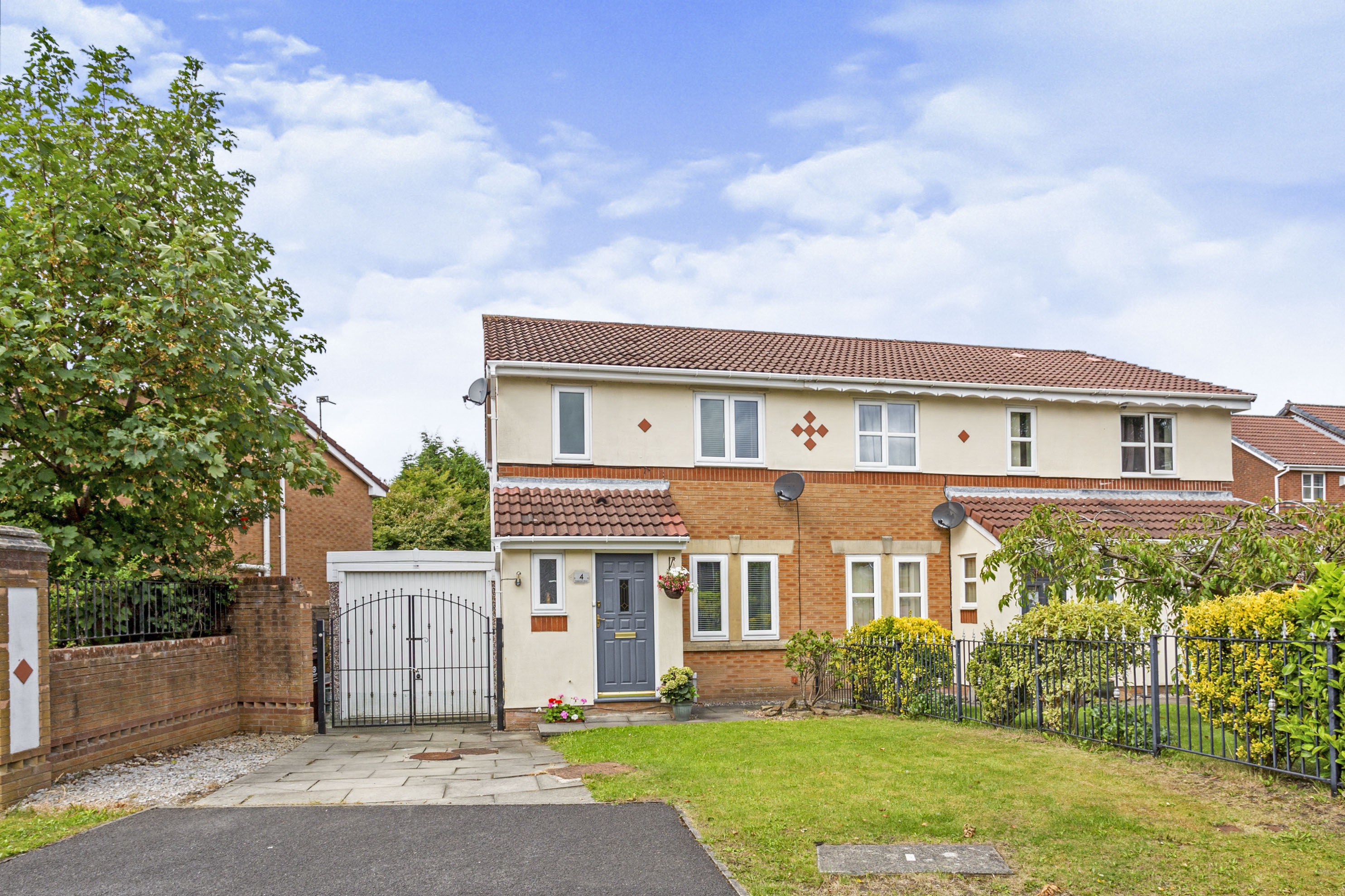 3 bedroom semidetached house for sale in Dalesman Drive, Oldham, OL1 4PU