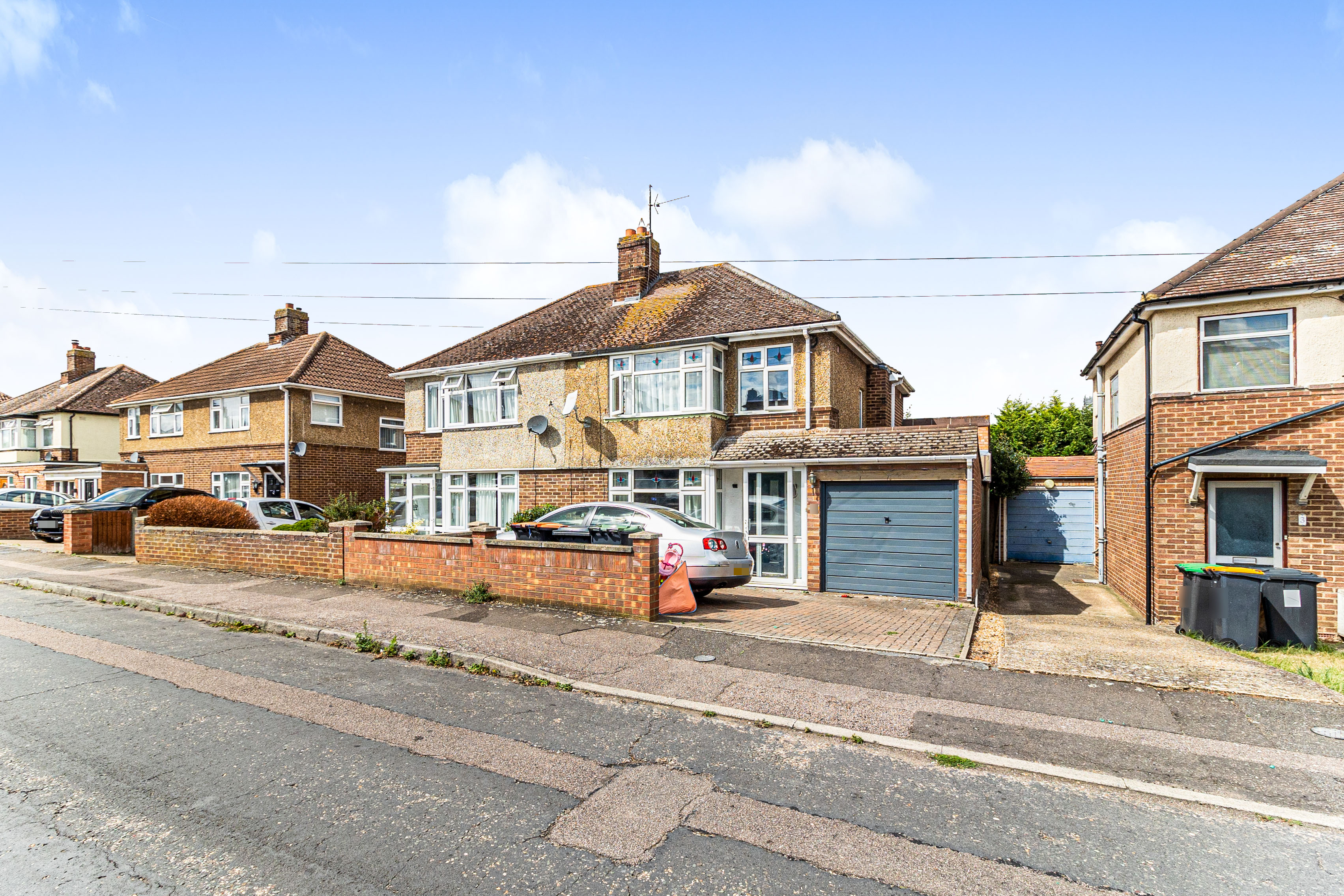 3 bedroom semidetached house for sale in Deacon Avenue, Bedford, MK42 7DU