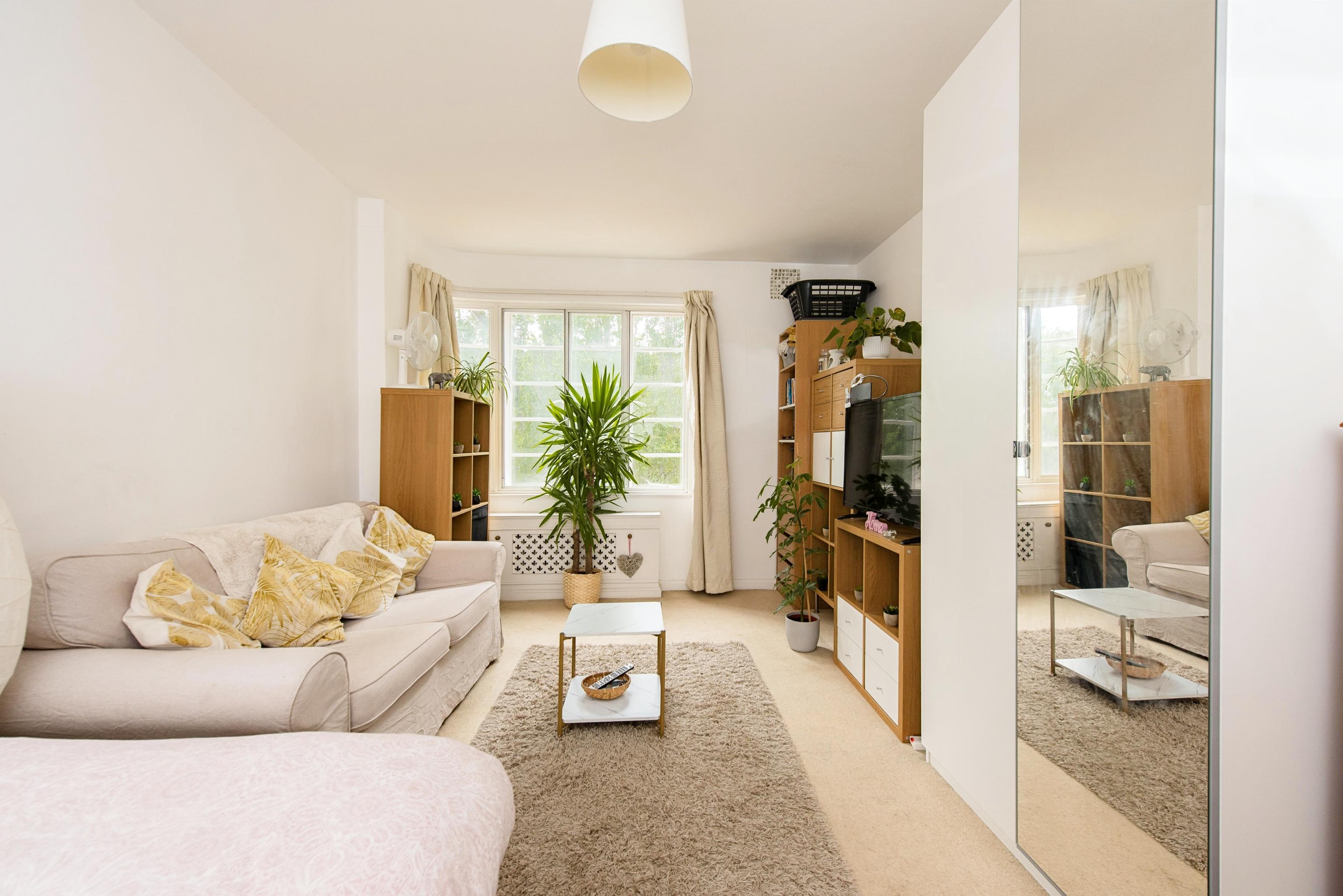 studio flat for sale in Wyke Road, Raynes Park, SW20 8RP
