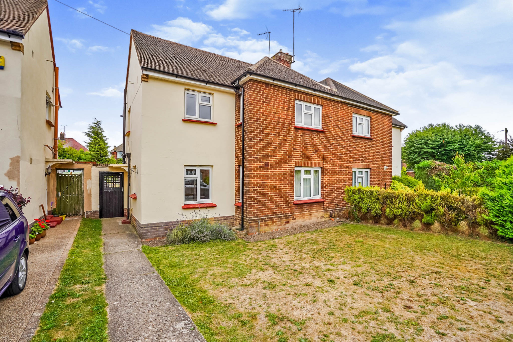 3 bedroom semidetached house for sale in Beecroft Way, Dunstable, LU6 1ED