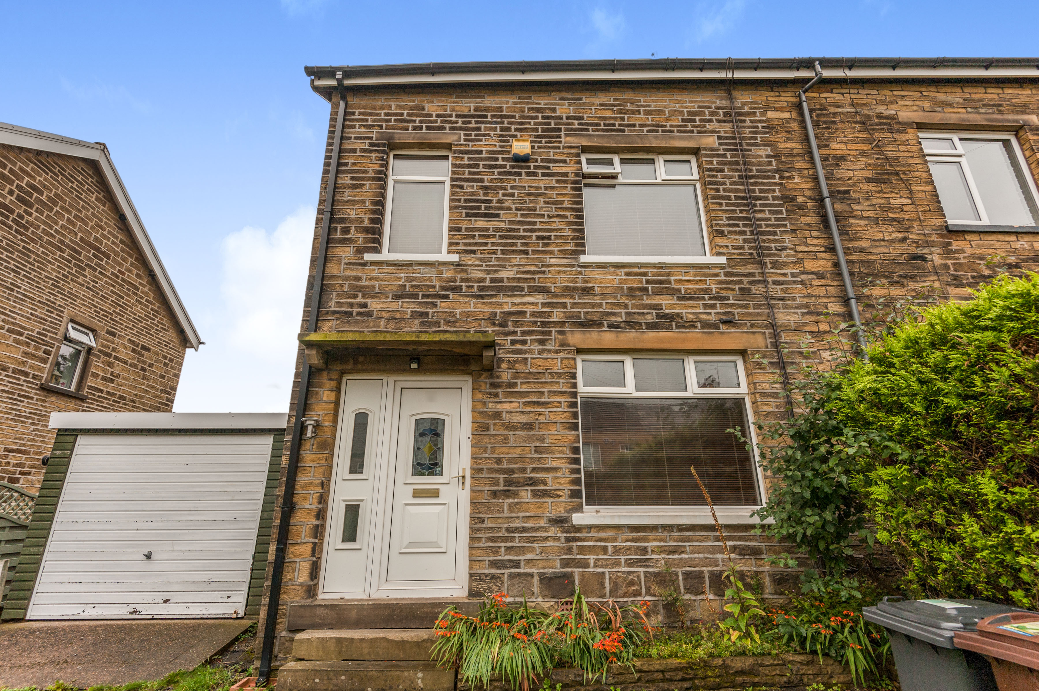 3 Bedroom End Of Terrace House For Sale In Oxford Crescent Bradford