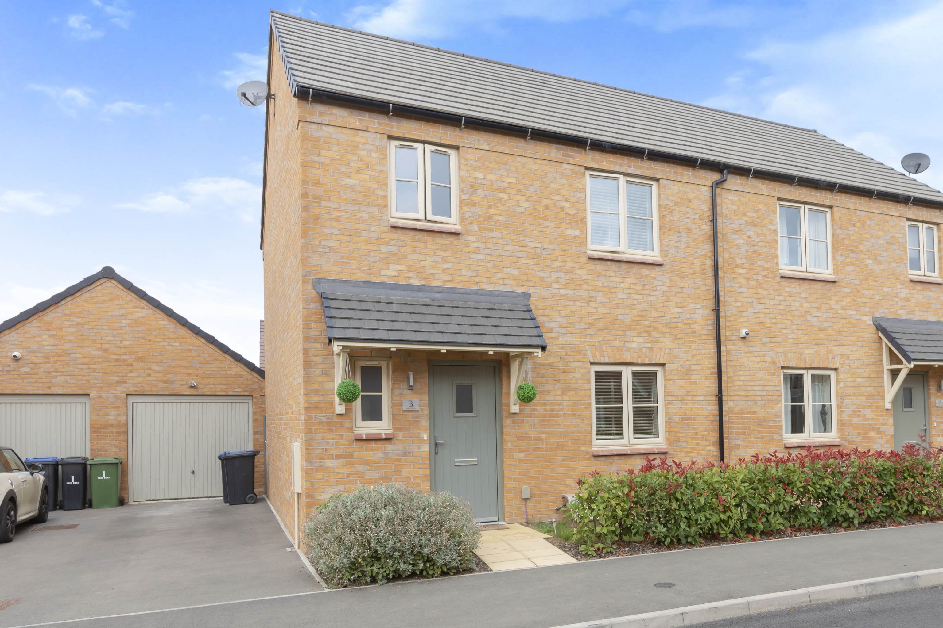 3 bedroom semidetached house for sale in Park Road, Lutterworth, LE17 4UB