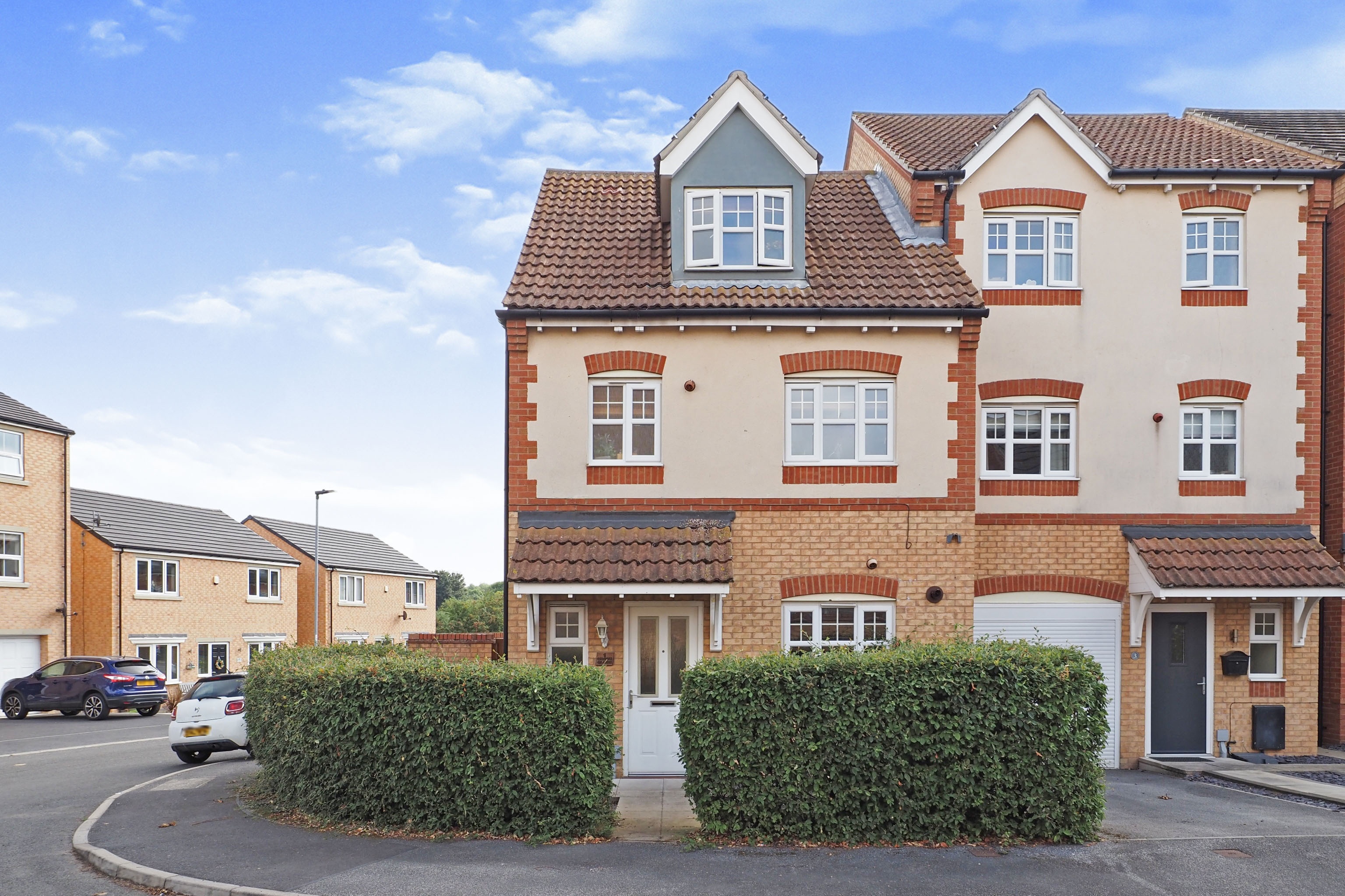 4 bedroom end of terrace house for sale in Grove Close, Hemsworth, Pontefract, WF9 4FD