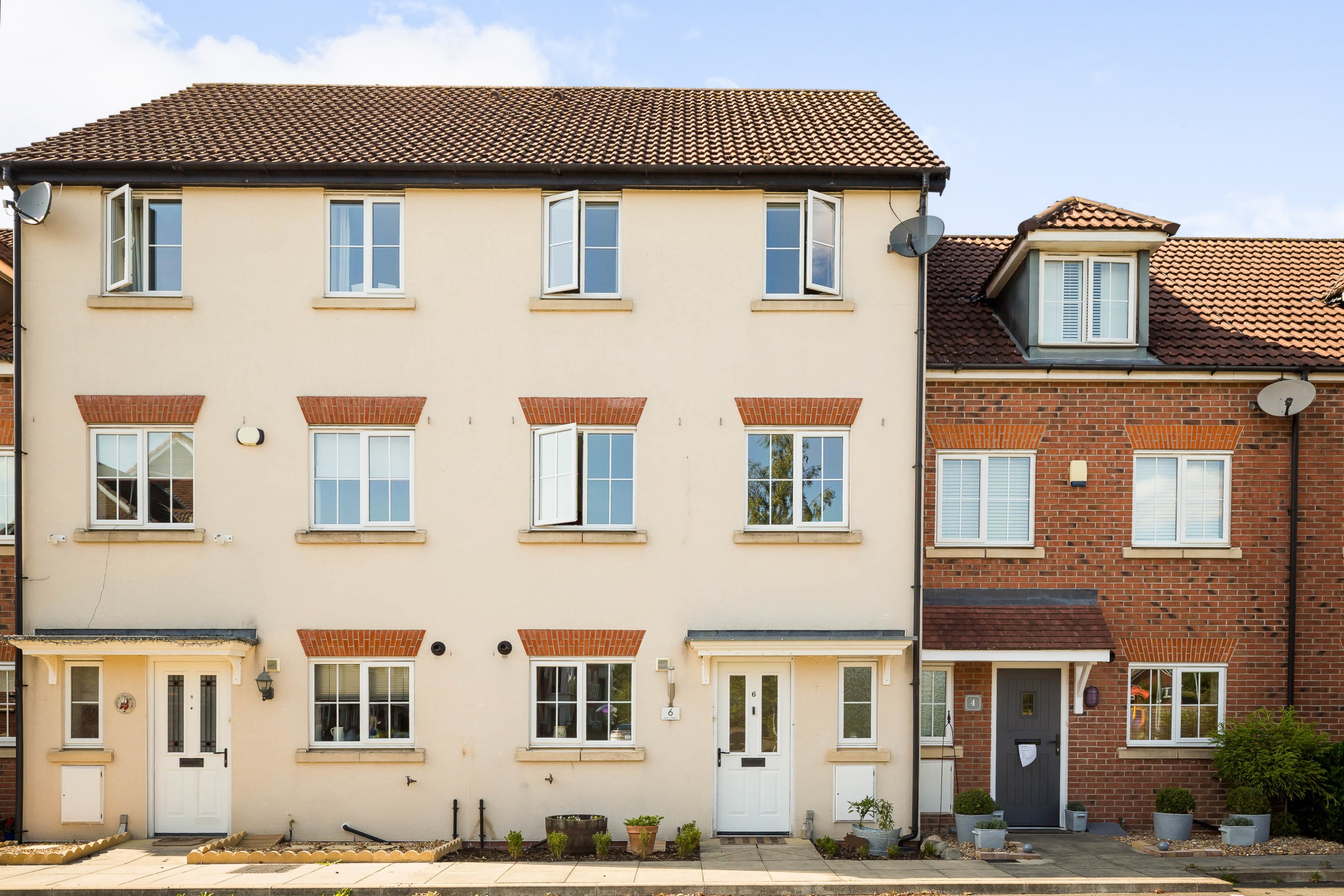 4 bedroom town house for sale in Cwrt Y Terfyn, Chester, CH4 8QG