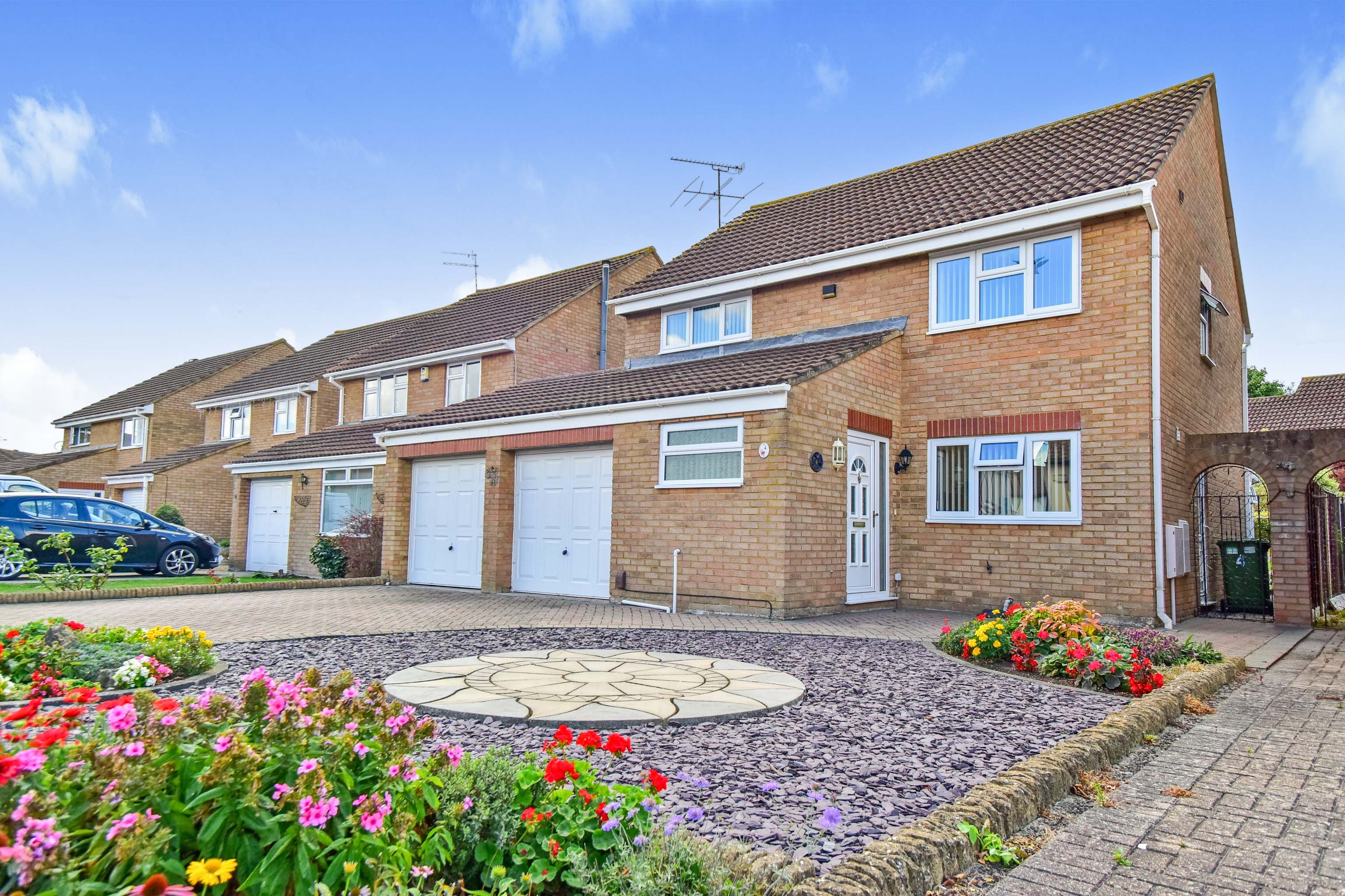 4 bedroom detached house for sale in Kestrel Drive, Swindon, SN3 5DN