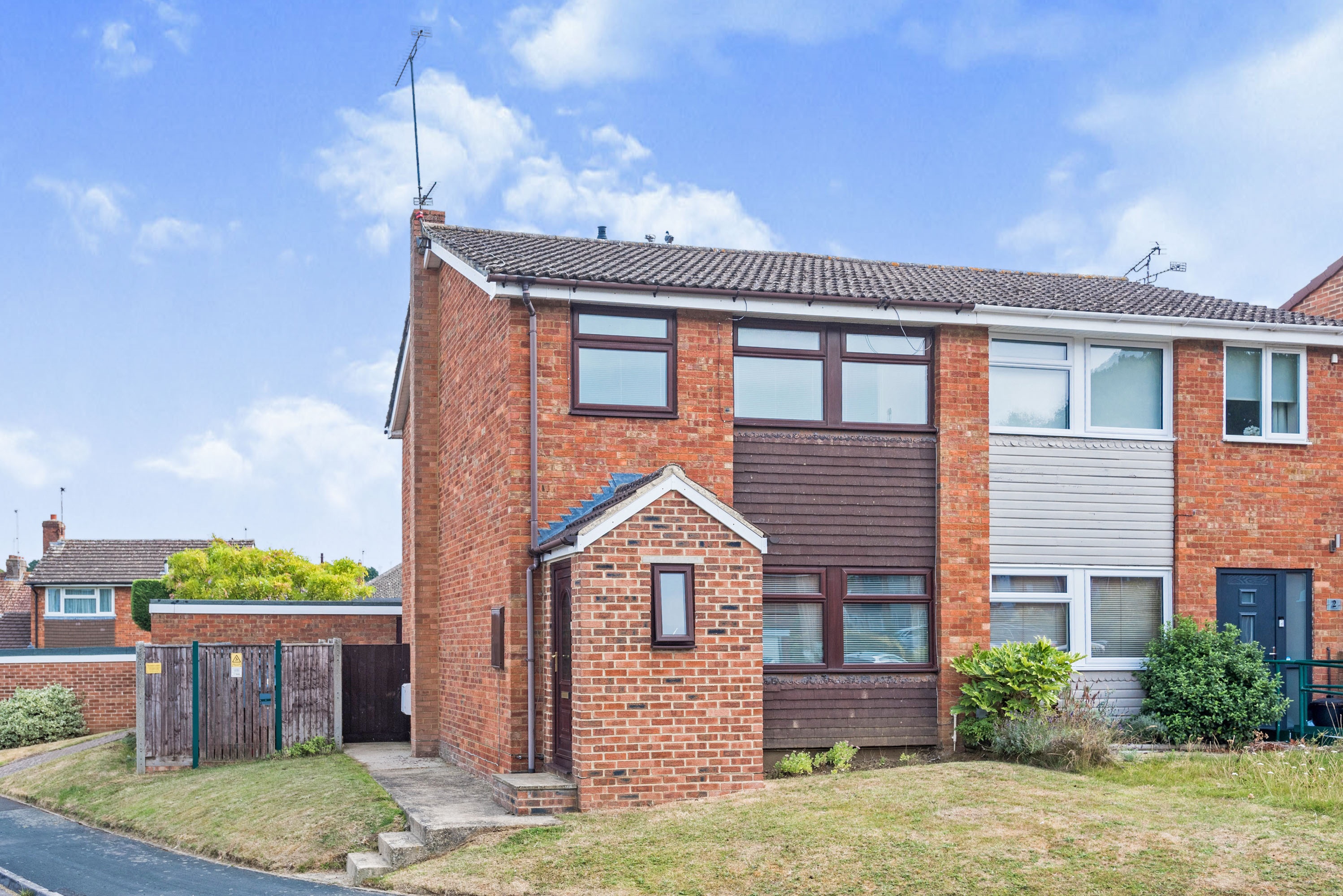 3 bedroom semidetached house for sale in Valleyside, Swindon, SN1 4NB