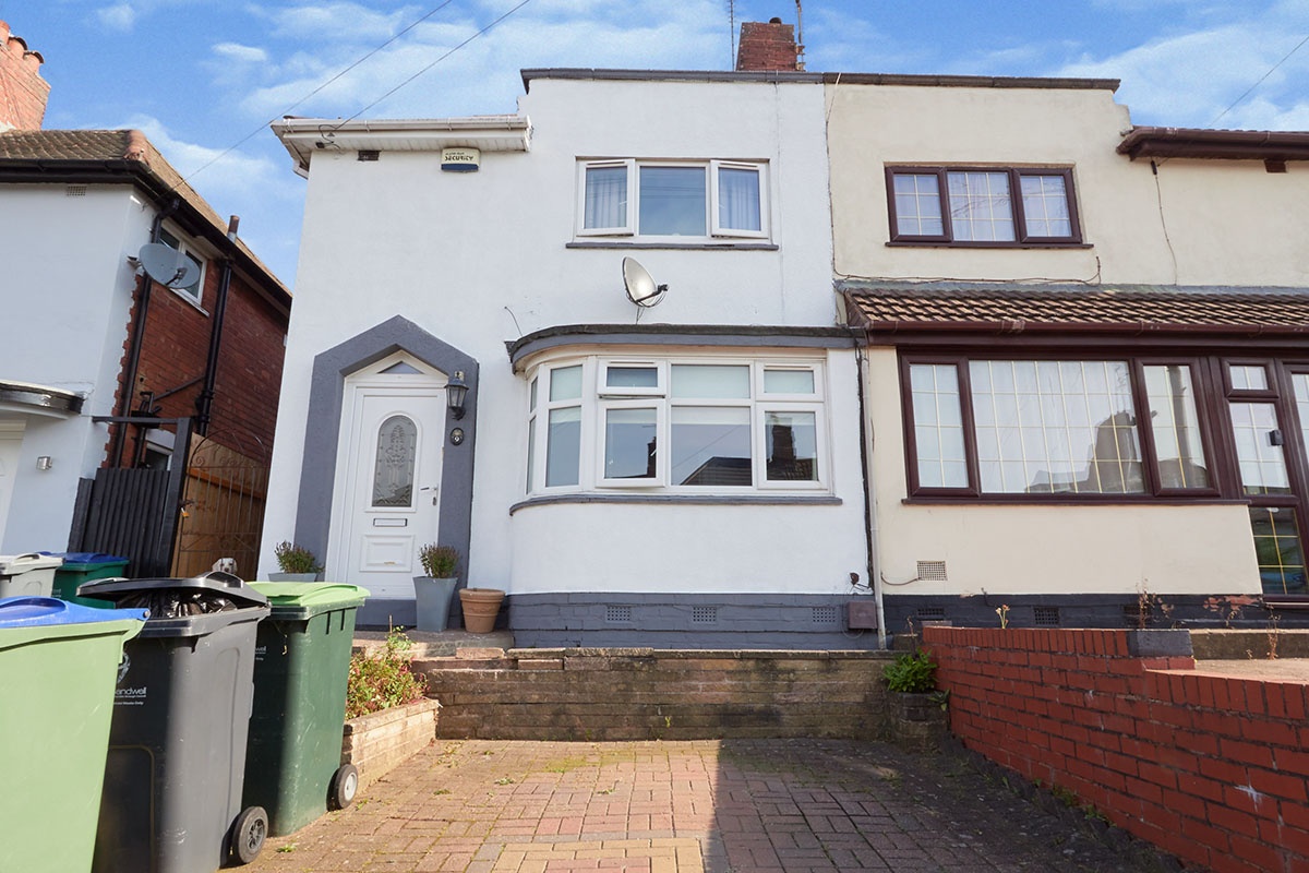 3 bedroom semidetached house for sale in Warwick Road, Oldbury, B68 0NE