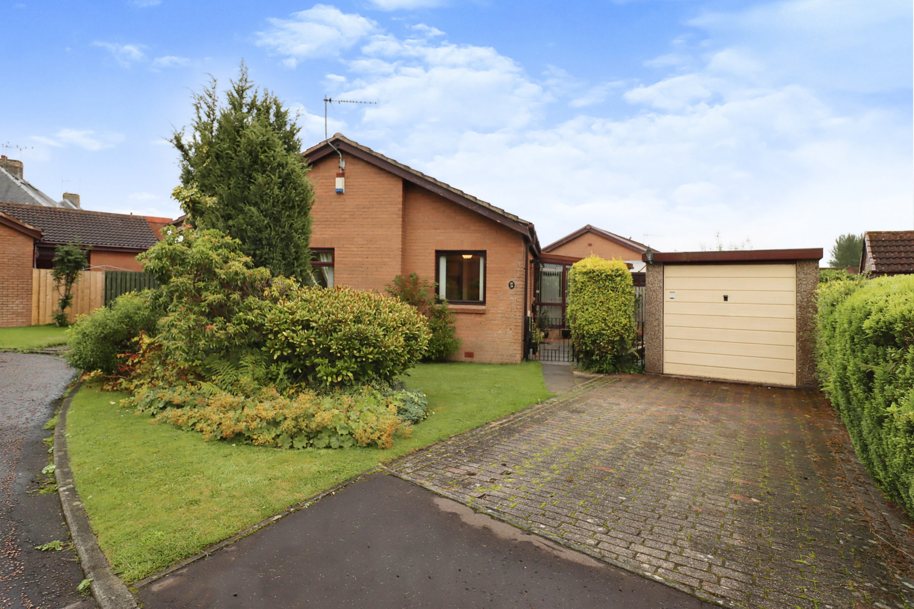 3 bedroom detached bungalow for sale in Montgomery Way, Kinross, KY13 8FD