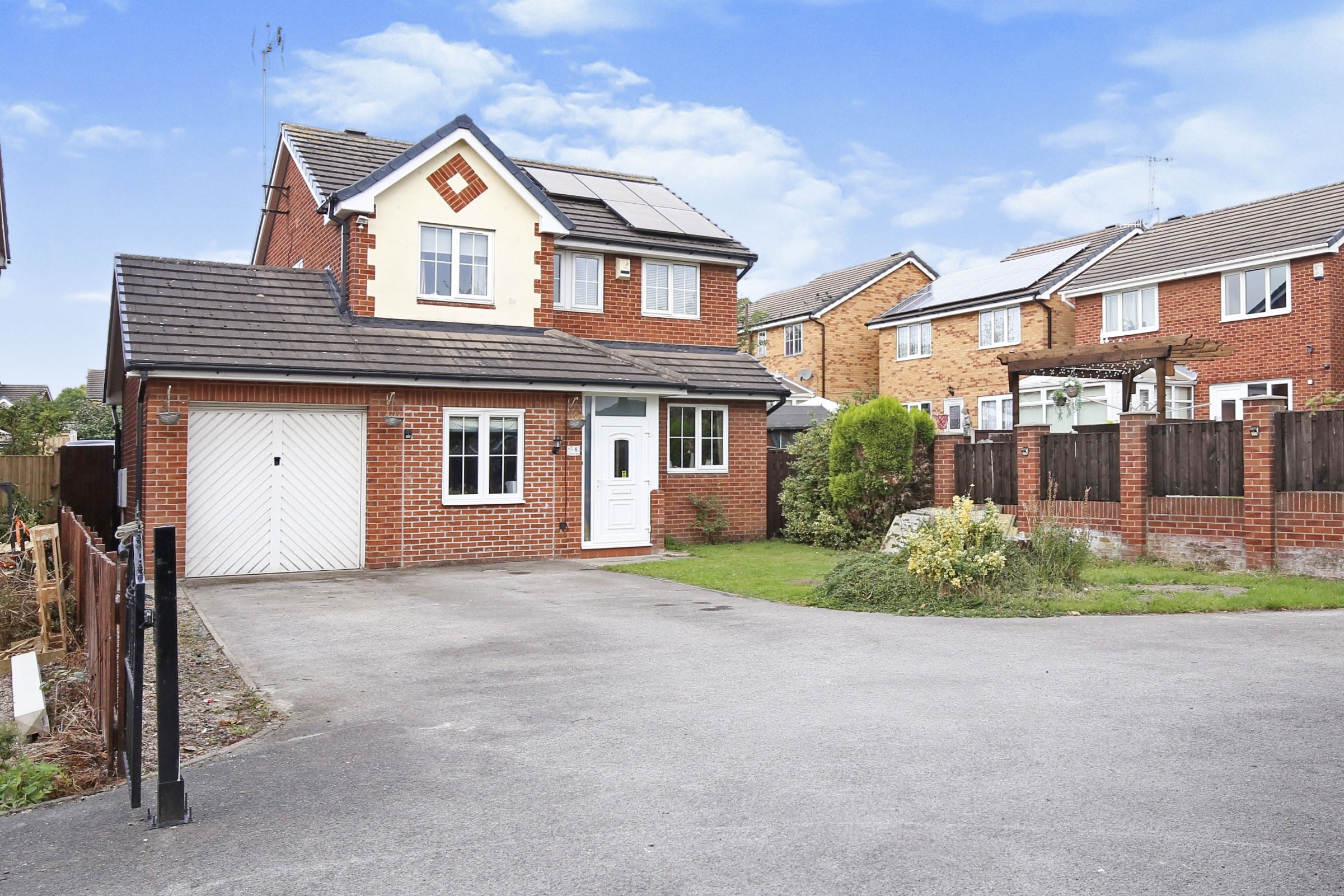 4 bedroom detached house for sale in Carlton Road, Rotherham, S62 6FB