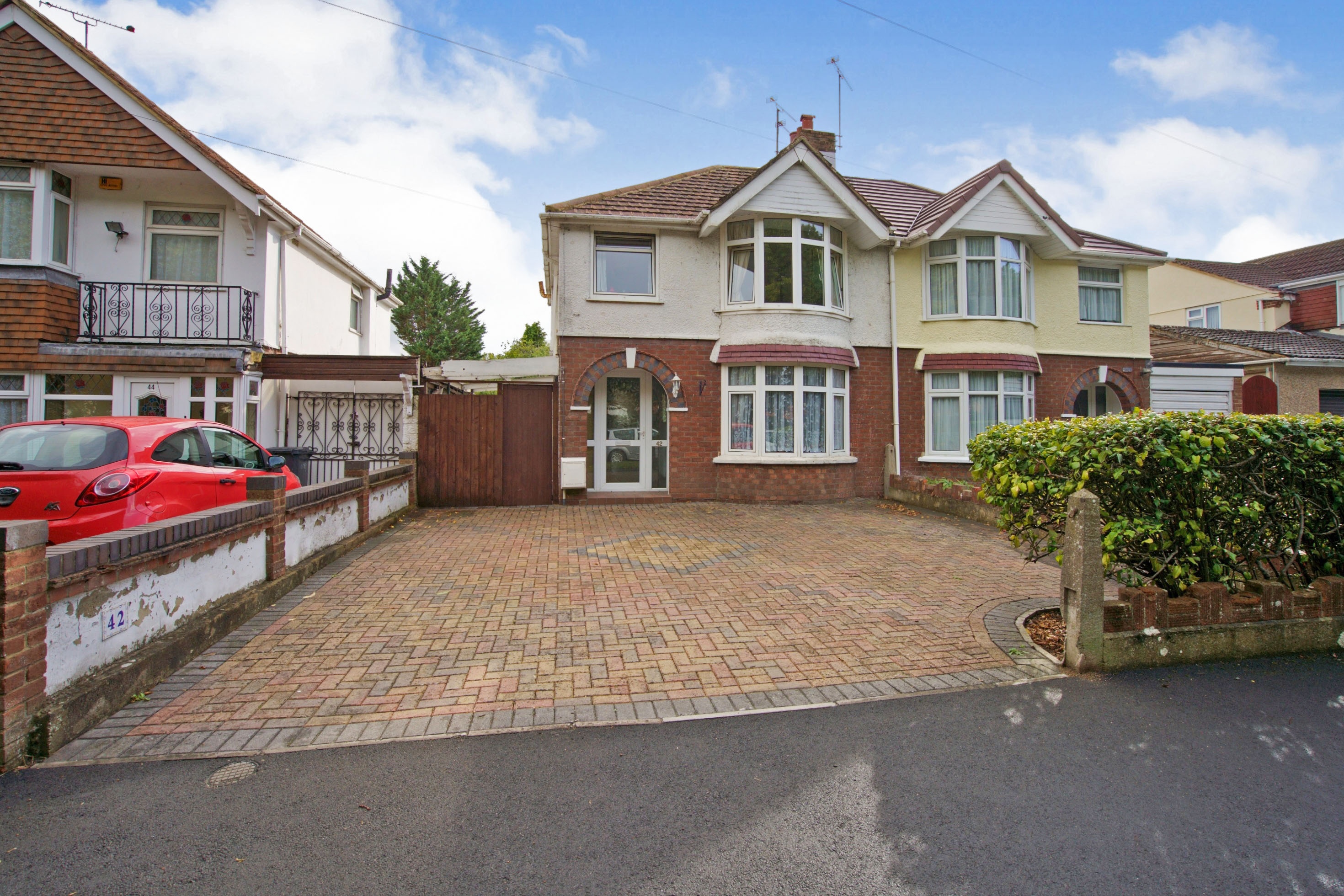 3 bedroom semidetached house for sale in Headlands Grove, Swindon, SN2 7HF