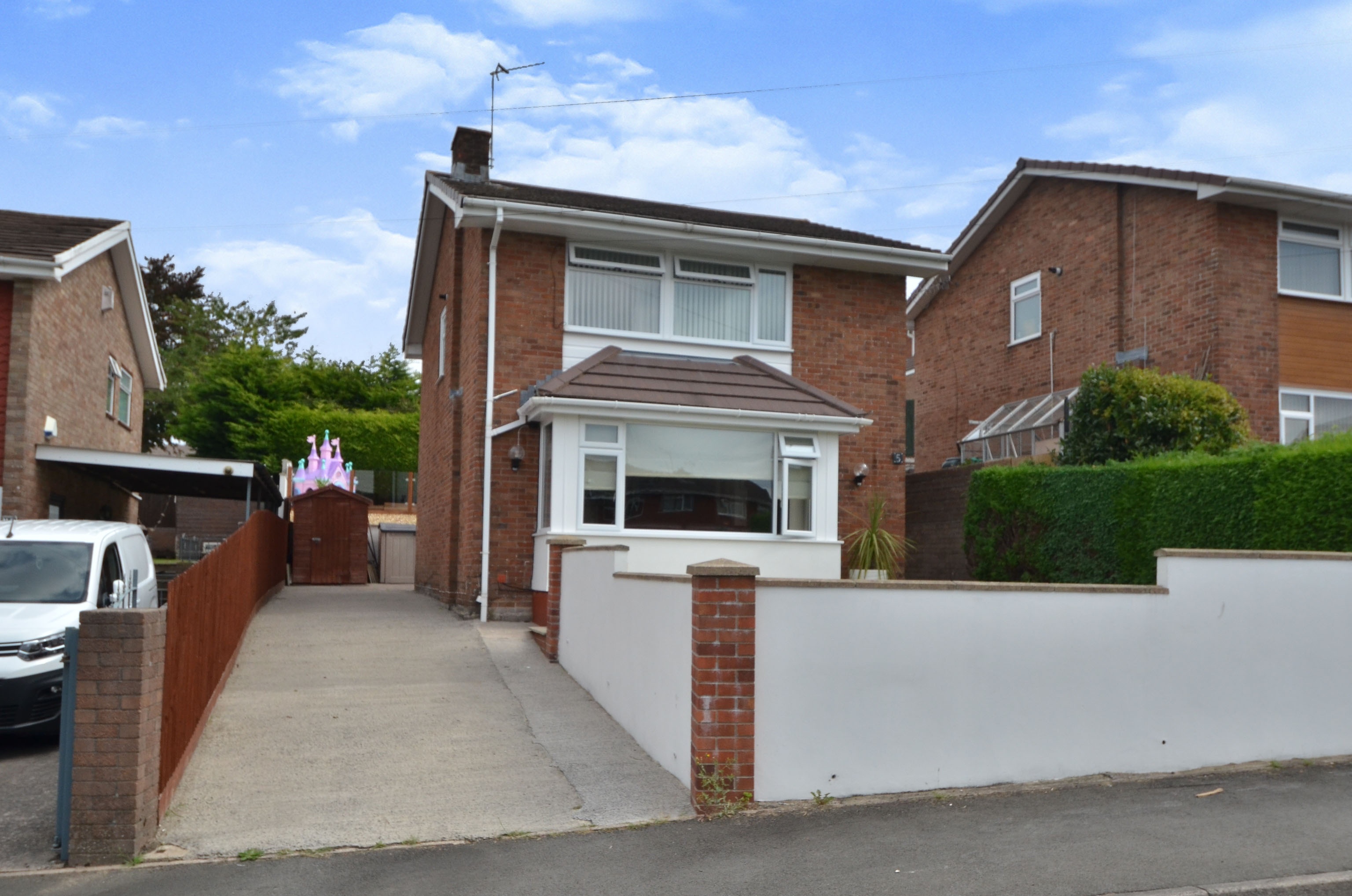 3 bedroom detached house for sale in Paxton Close, Hengoed, CF82 8HL