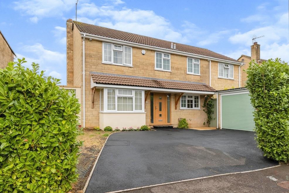 4 bedroom detached house for sale in Picketleaze, Chippenham, SN14 0DN