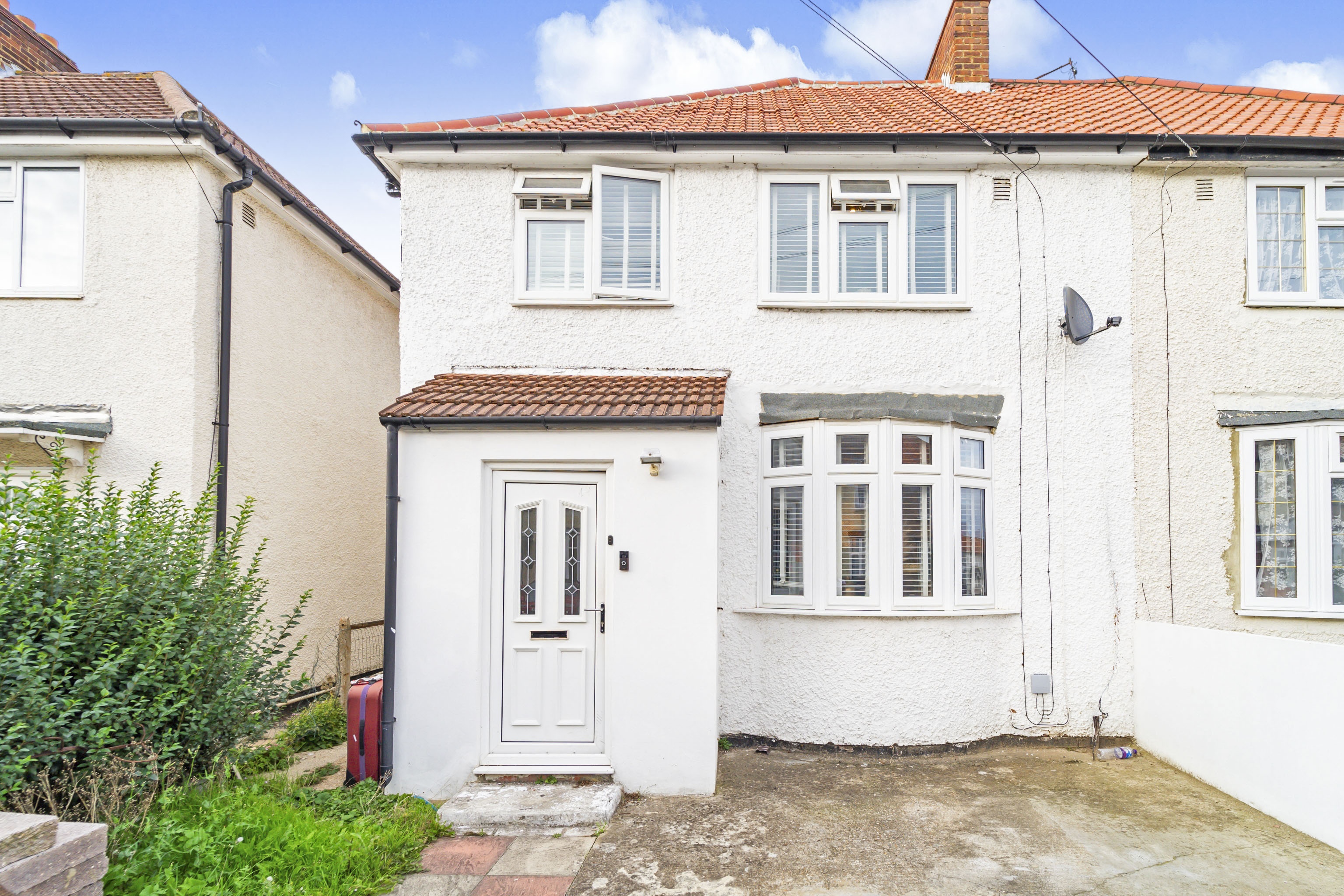 3 bedroom semidetached house for sale in Hanover Circle, Hayes, UB3 2TH