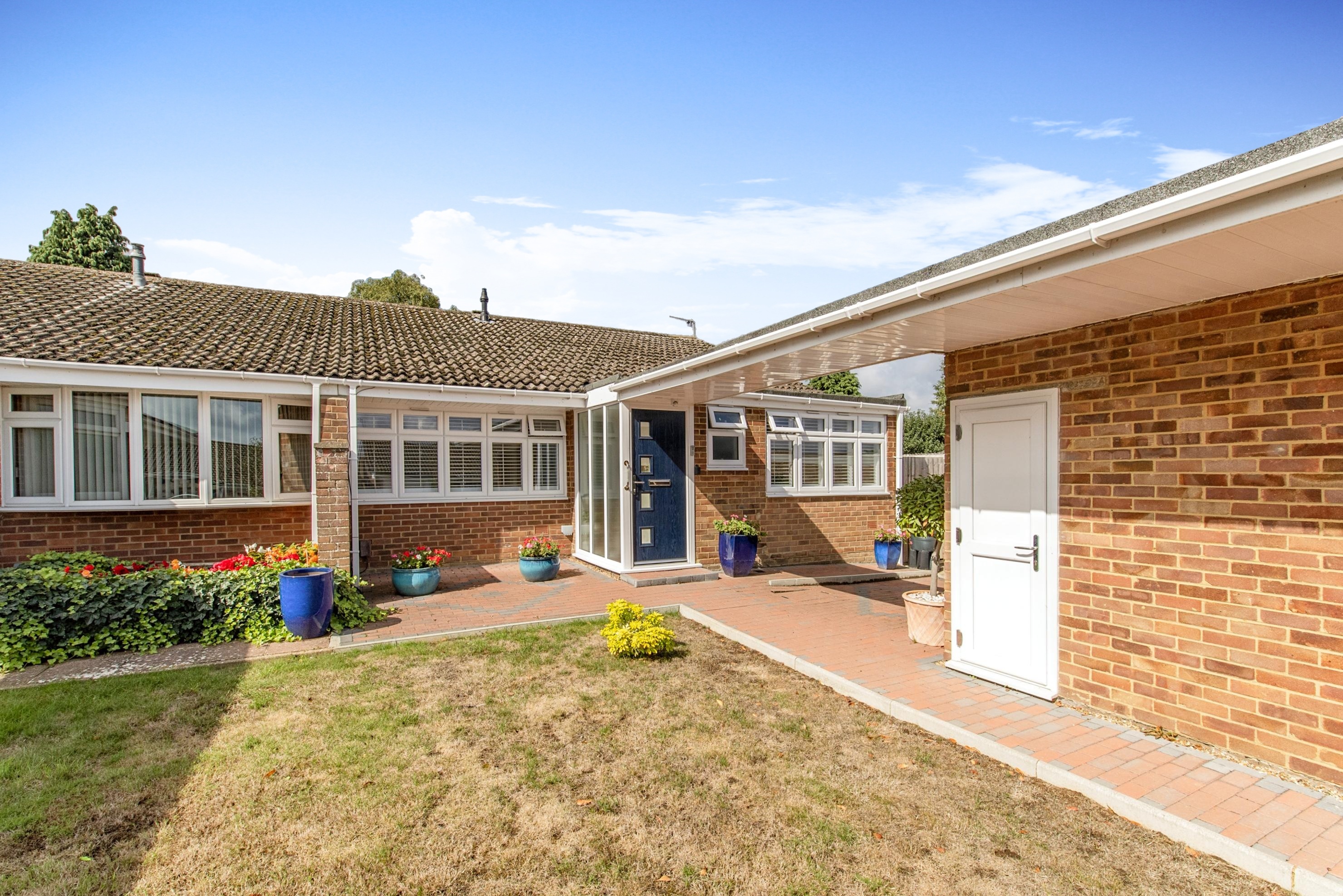 2 bedroom semidetached bungalow for sale in Thorndale Close, Chatham