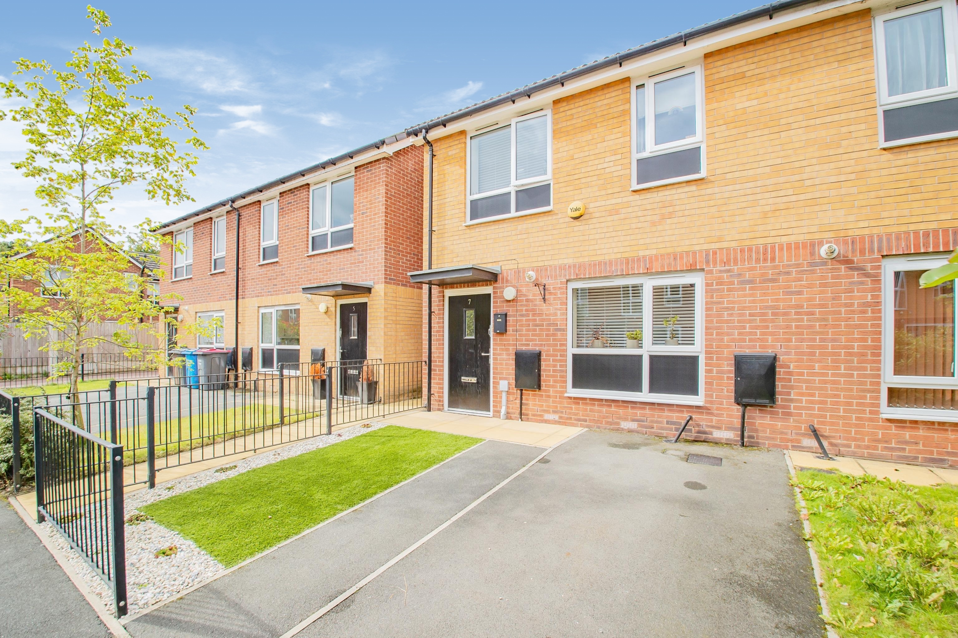3 bedroom semidetached house for sale in Elms Close, Manchester, M28 3UW