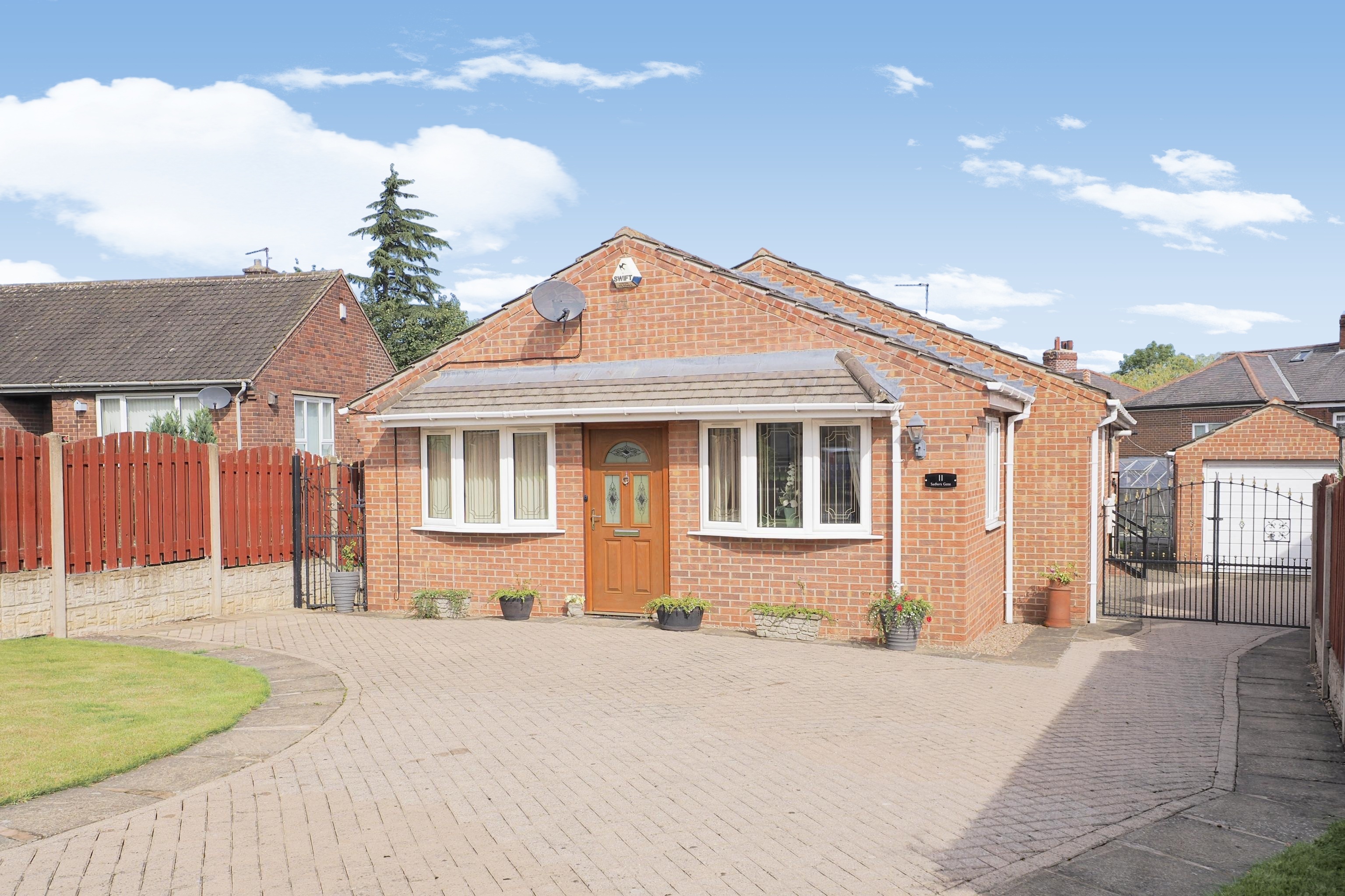 3 bedroom detached bungalow for sale in Sadlers Gate, Barnsley, S73 8NG