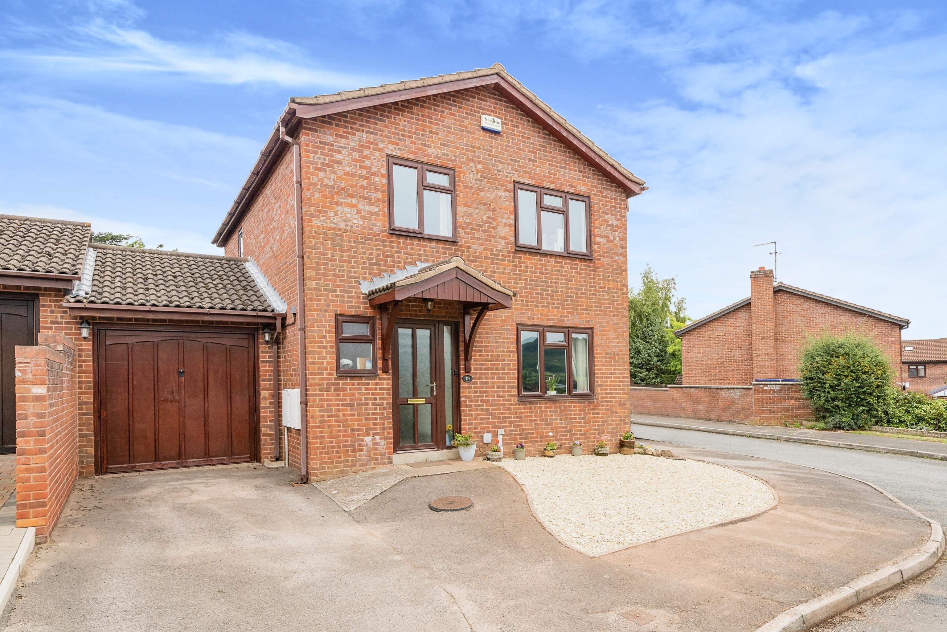 3 bedroom detached house for sale in Sandringham Close, Rossonwye