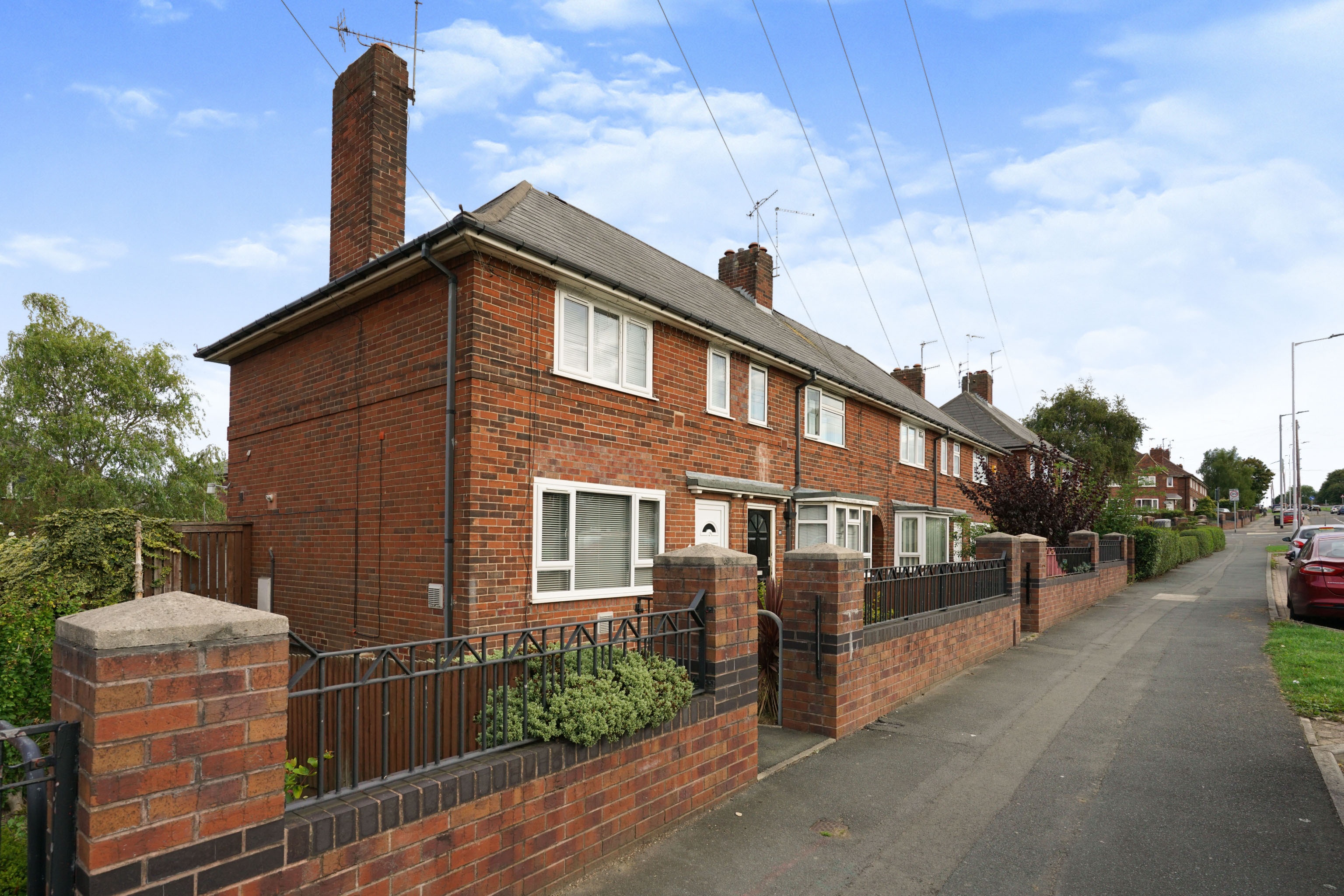 2 bedroom end of terrace house for sale in Belle Isle Road, Leeds, LS10 3EG