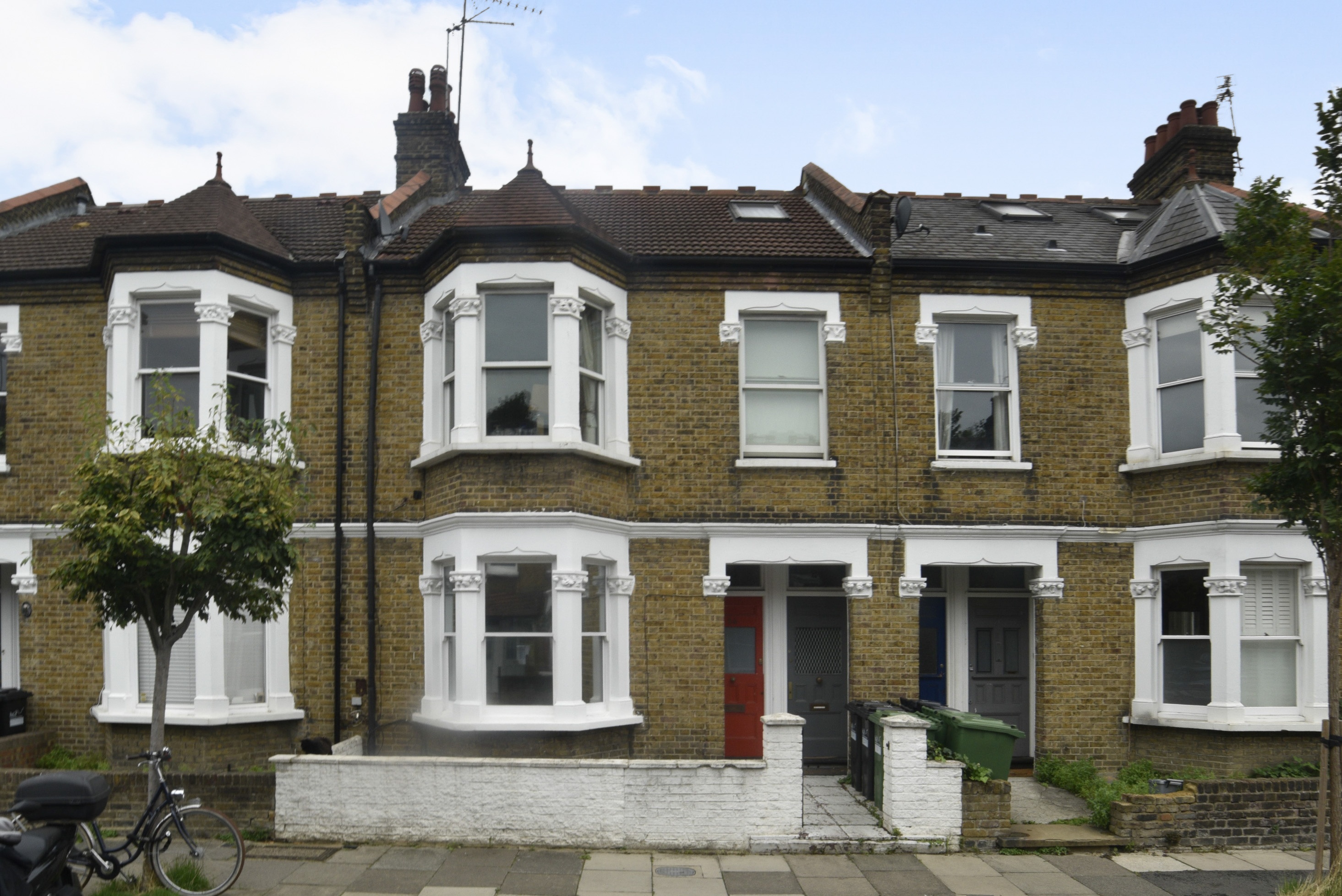 2 bedroom flat for sale in Eynham Road, London, W12 0HA