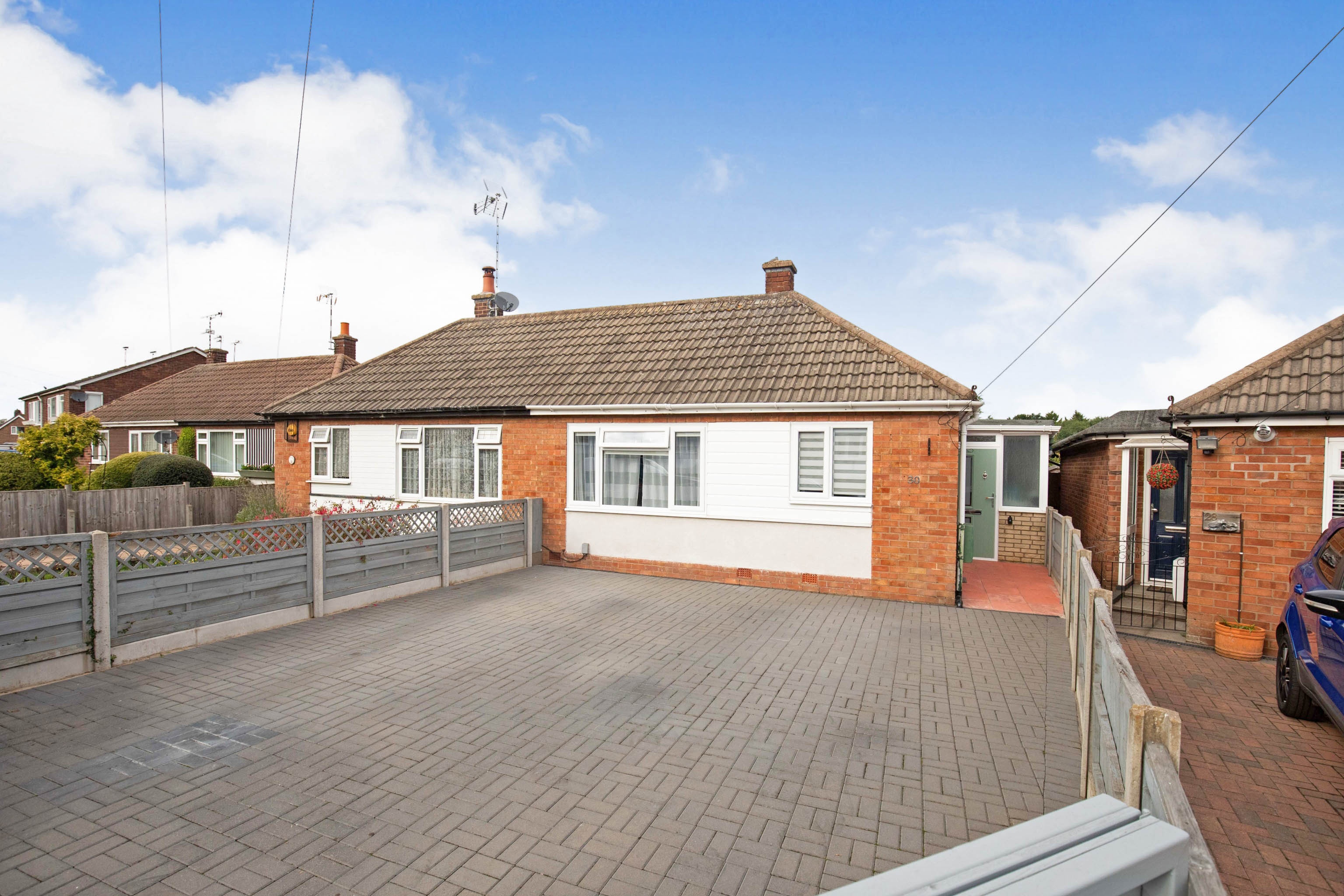 2 bedroom semidetached bungalow for sale in Freemantle Road, Rugby, CV22 7HZ