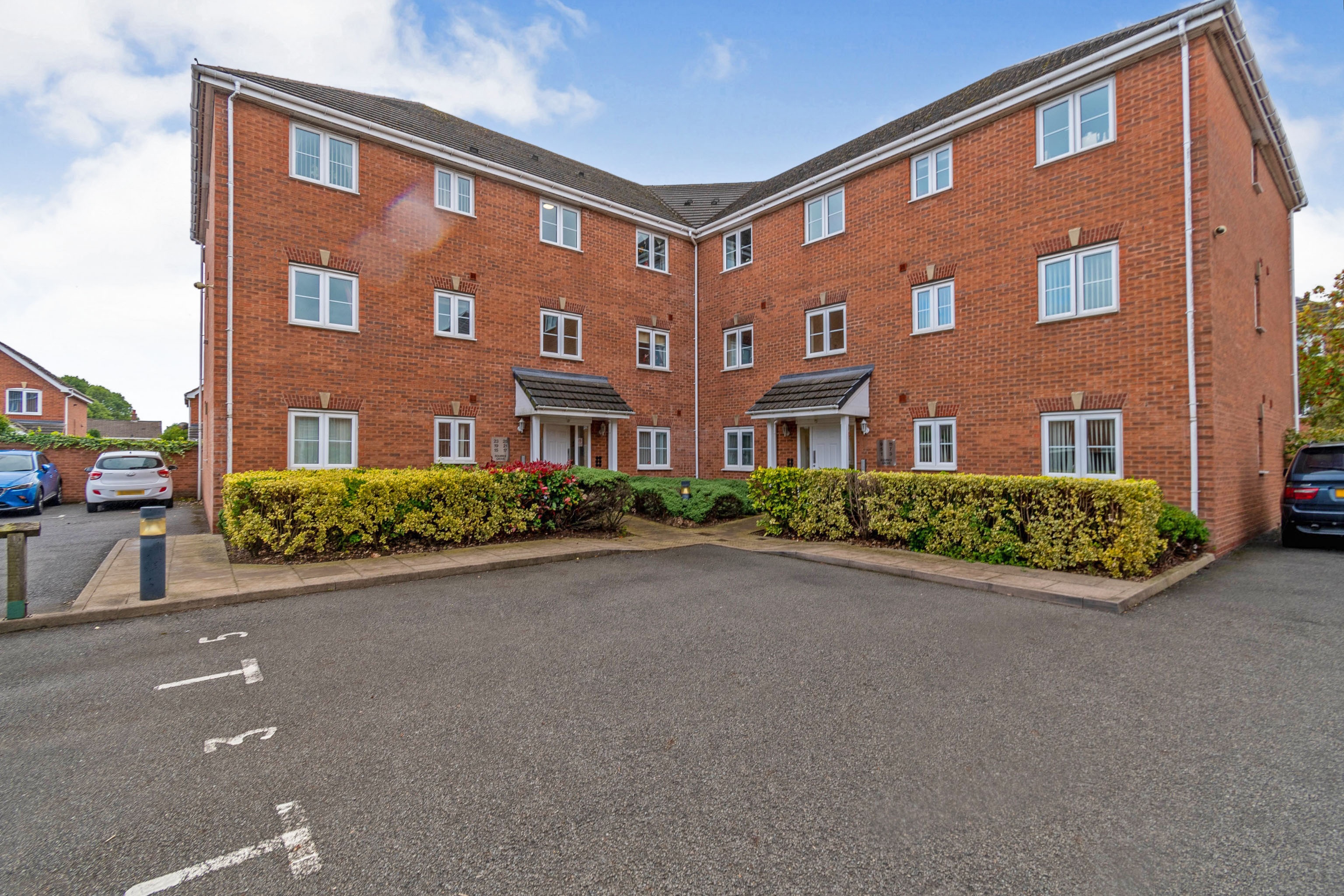 2 bedroom ground floor flat for sale in Squires Grove, Willenhall, WV12 5BY