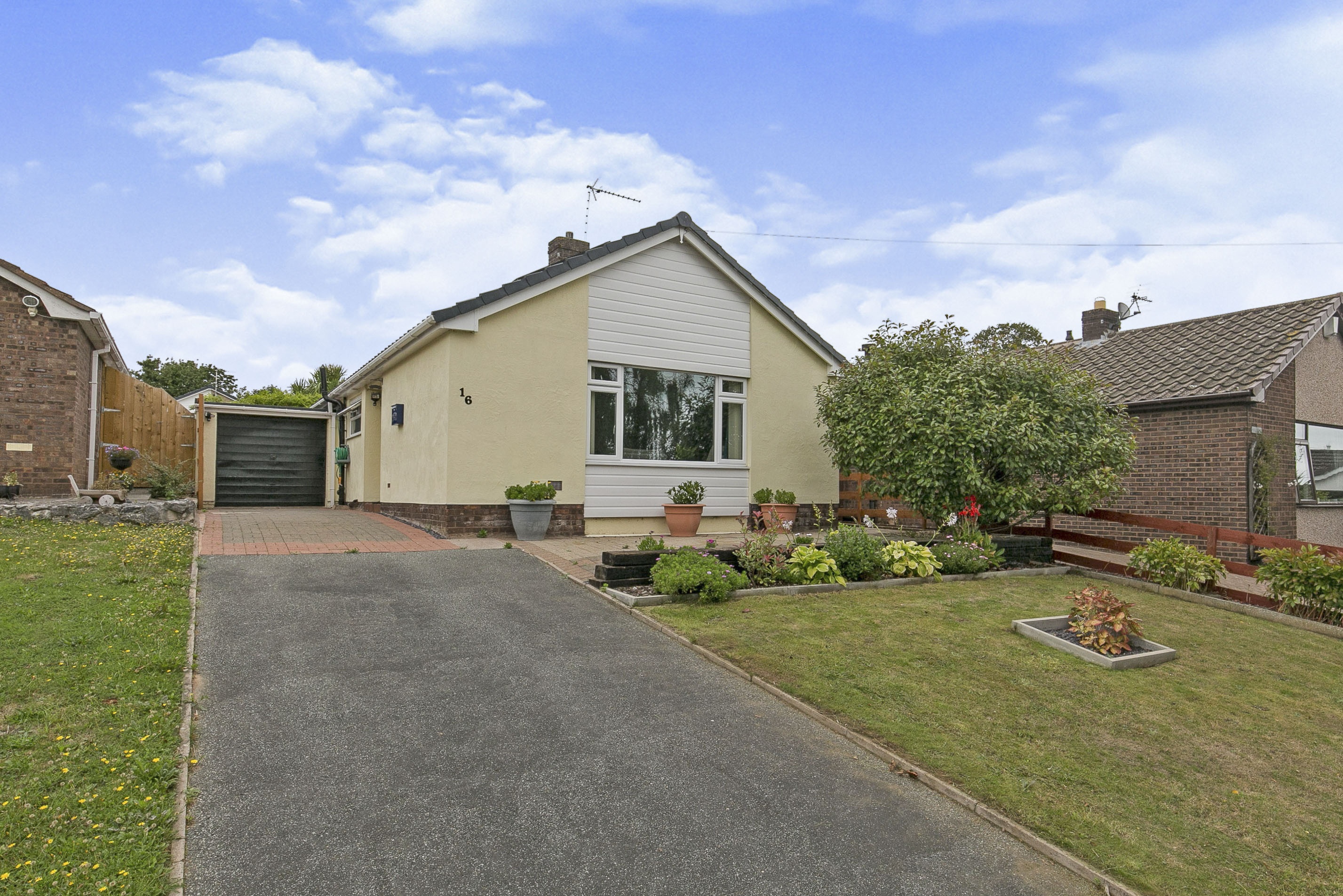 2 bedroom detached bungalow for sale in Cornist Drive, Flint, CH6 5HJ