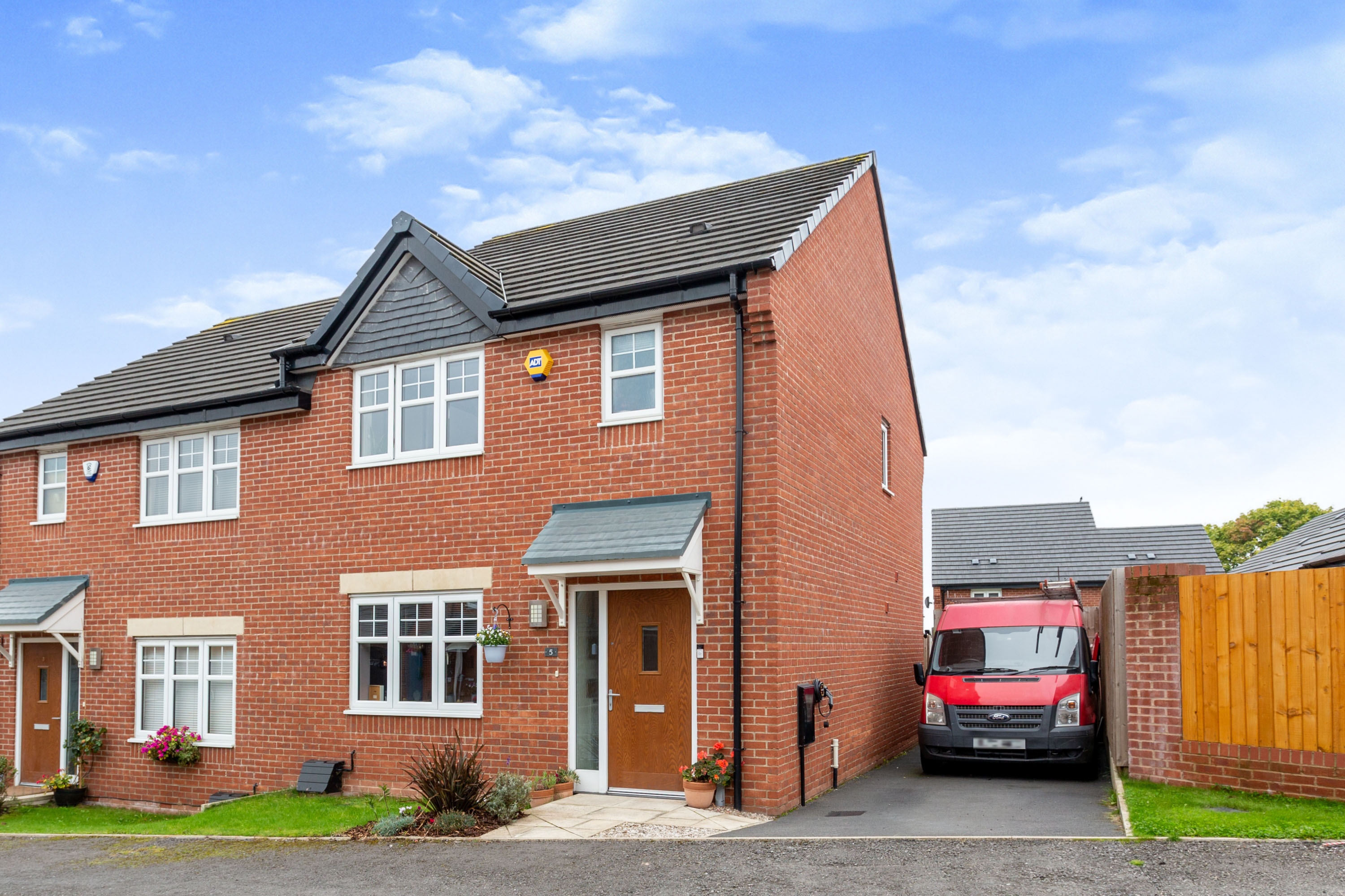 3 bedroom semidetached house for sale in Low Vale Drive, Oldham, OL8 4BE