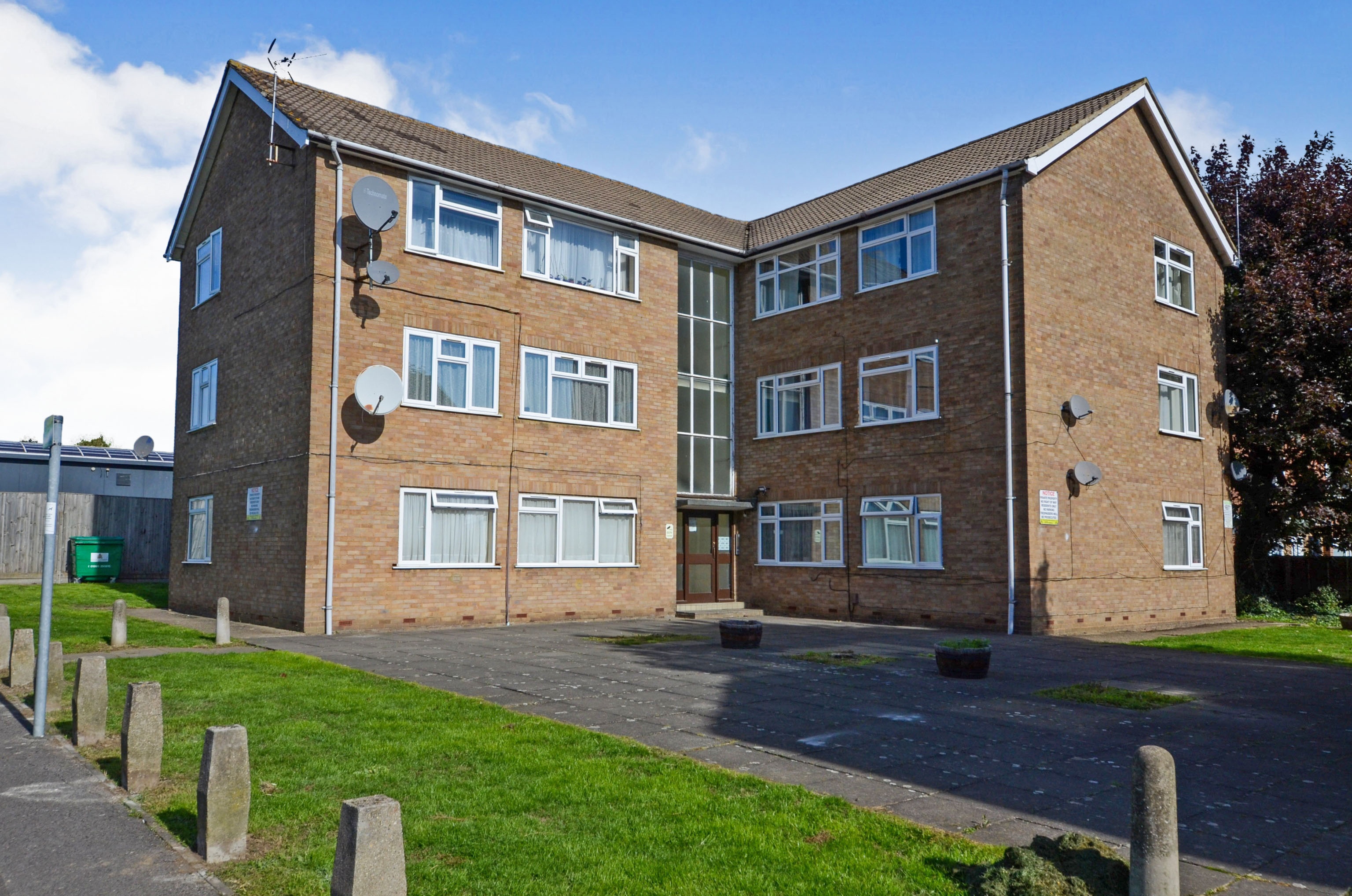 2 bedroom flat for sale in Victoria Road, Ruislip, HA4 0EQ