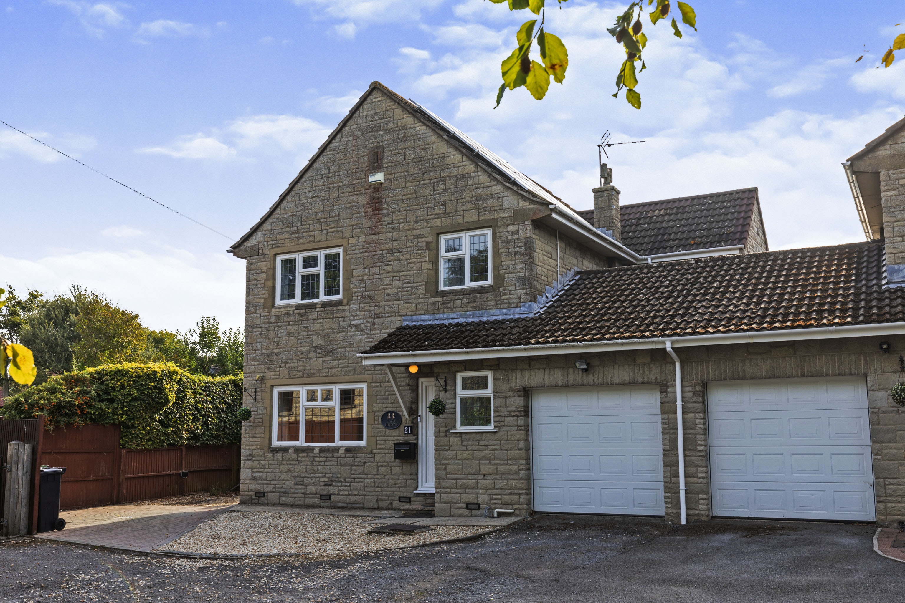 5 bedroom link detached house for sale in Shortwood Road, Pucklechurch