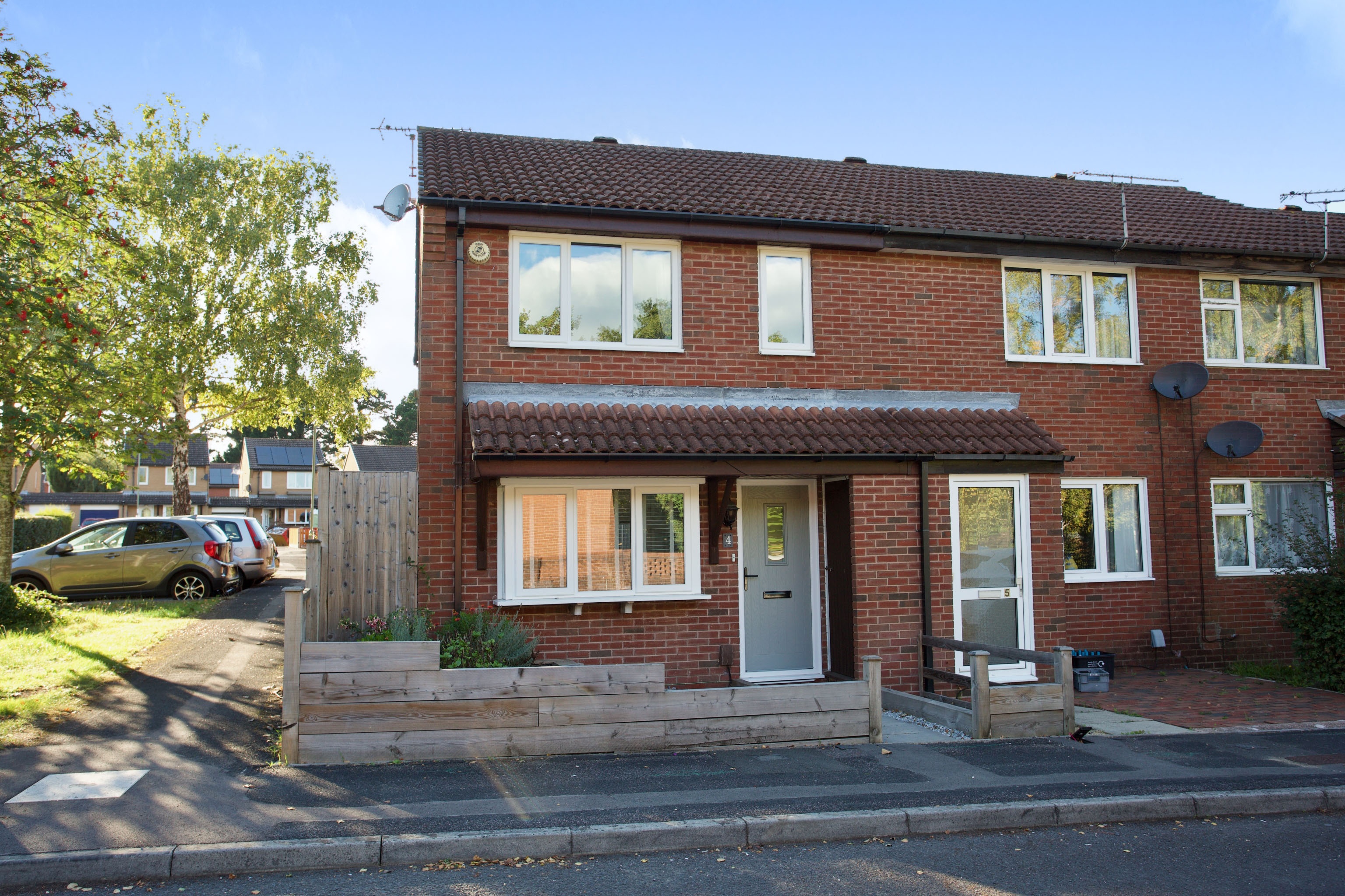 3 bedroom semidetached house for sale in Thames Close, West End