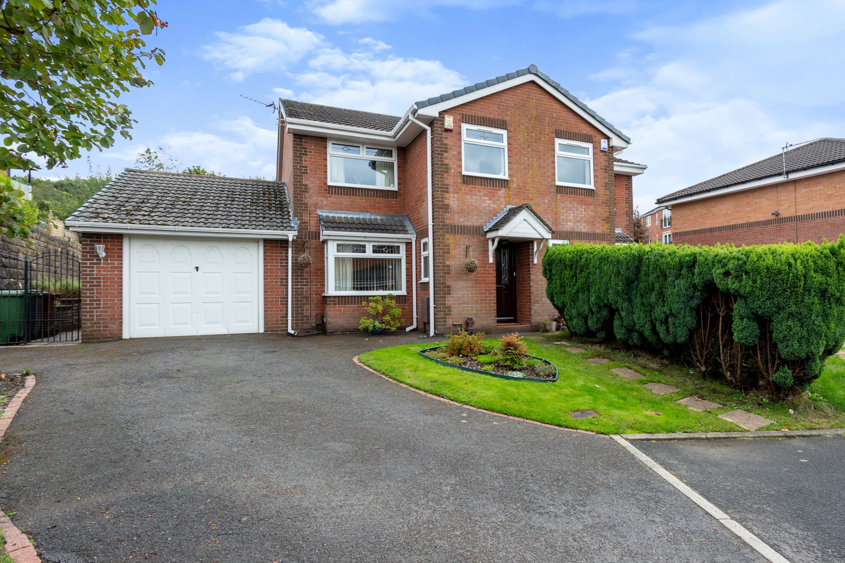 3 bedroom semidetached house for sale in Putney Close, Oldham, OL1 2JS