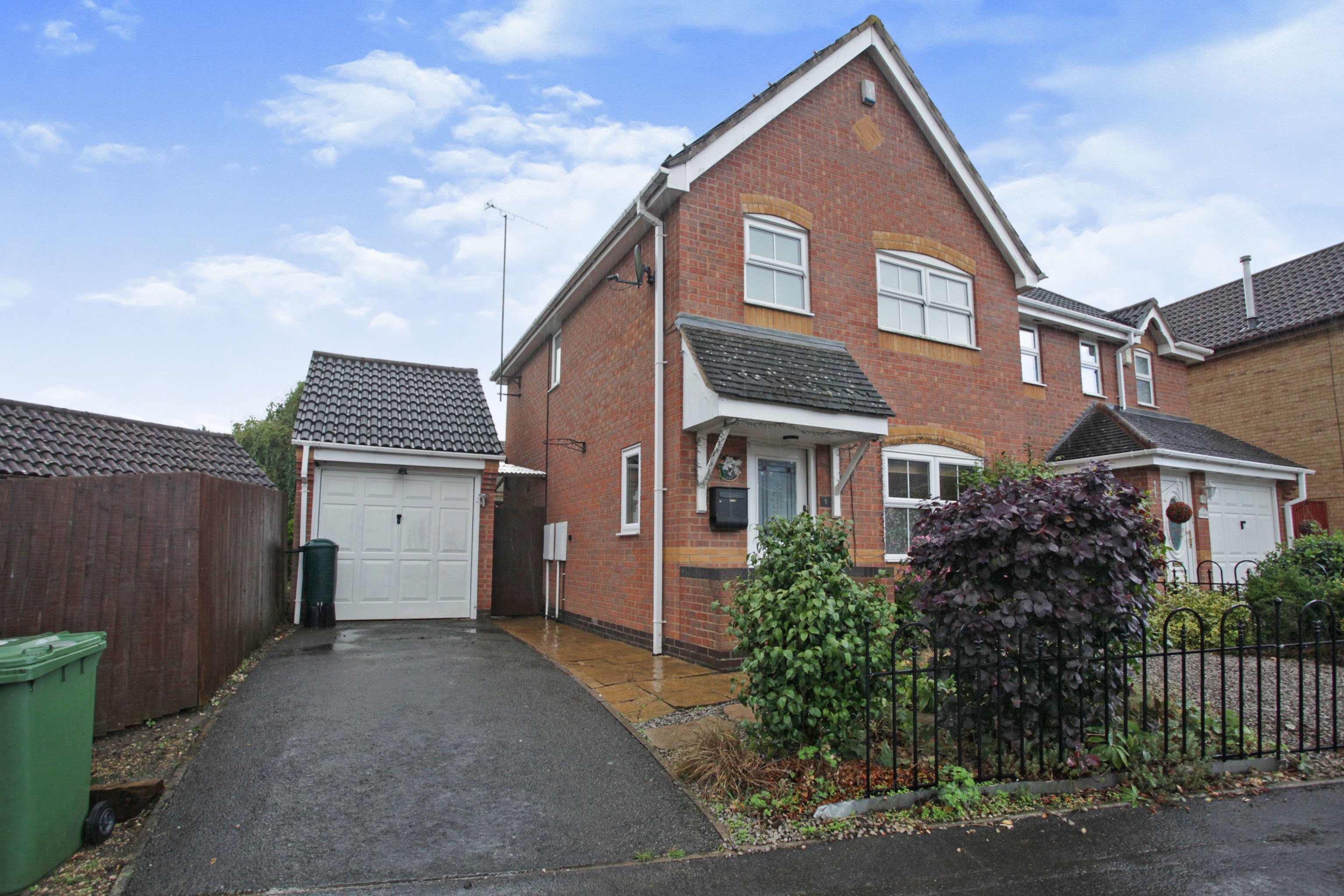 3 bedroom semidetached house for sale in Hillside, Hartshill, Nuneaton