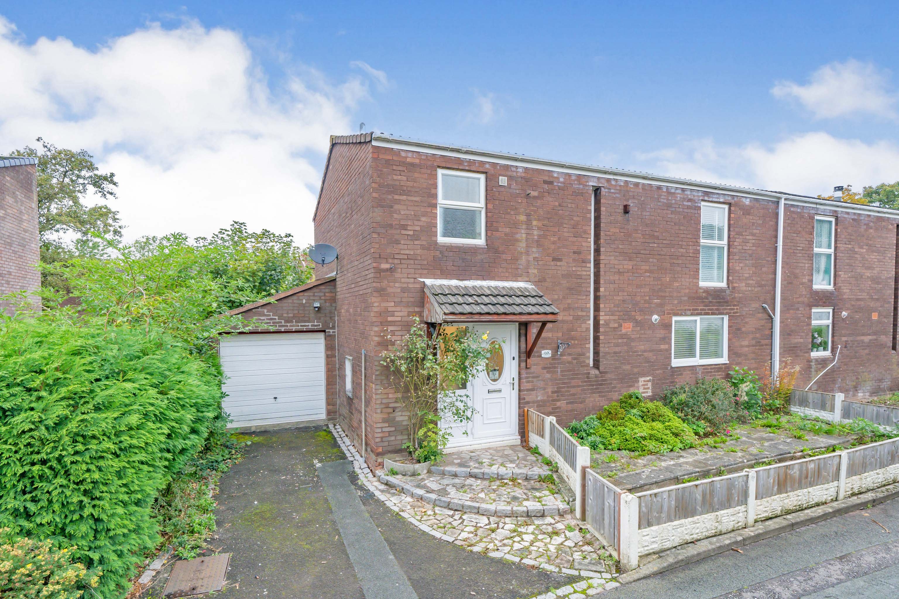 4 bedroom end of terrace house for sale in Stone Barn Lane, Palacefields, Runcorn, WA7 2PQ