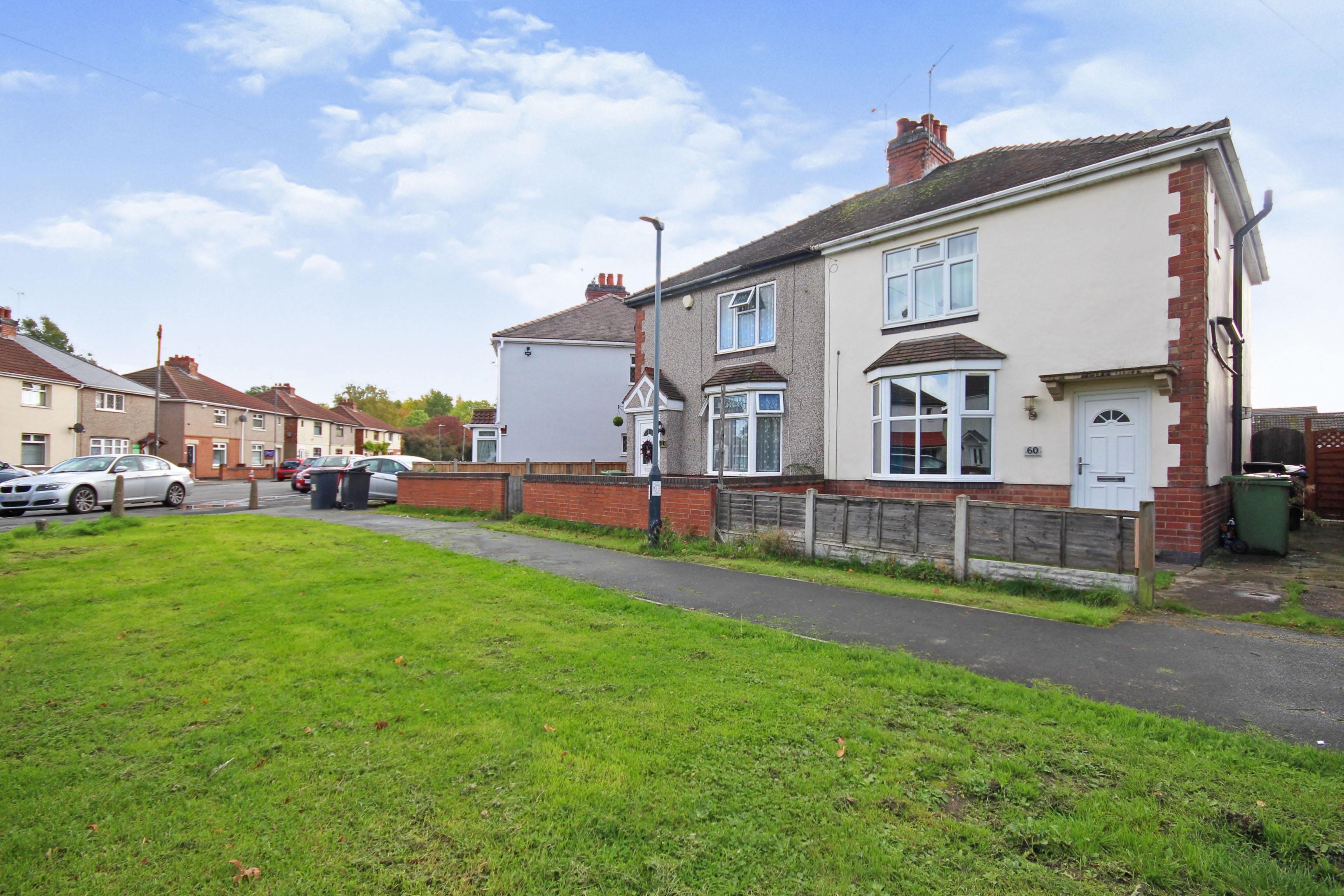 3 bedroom semidetached house for sale in Woodlands Road, Bedworth