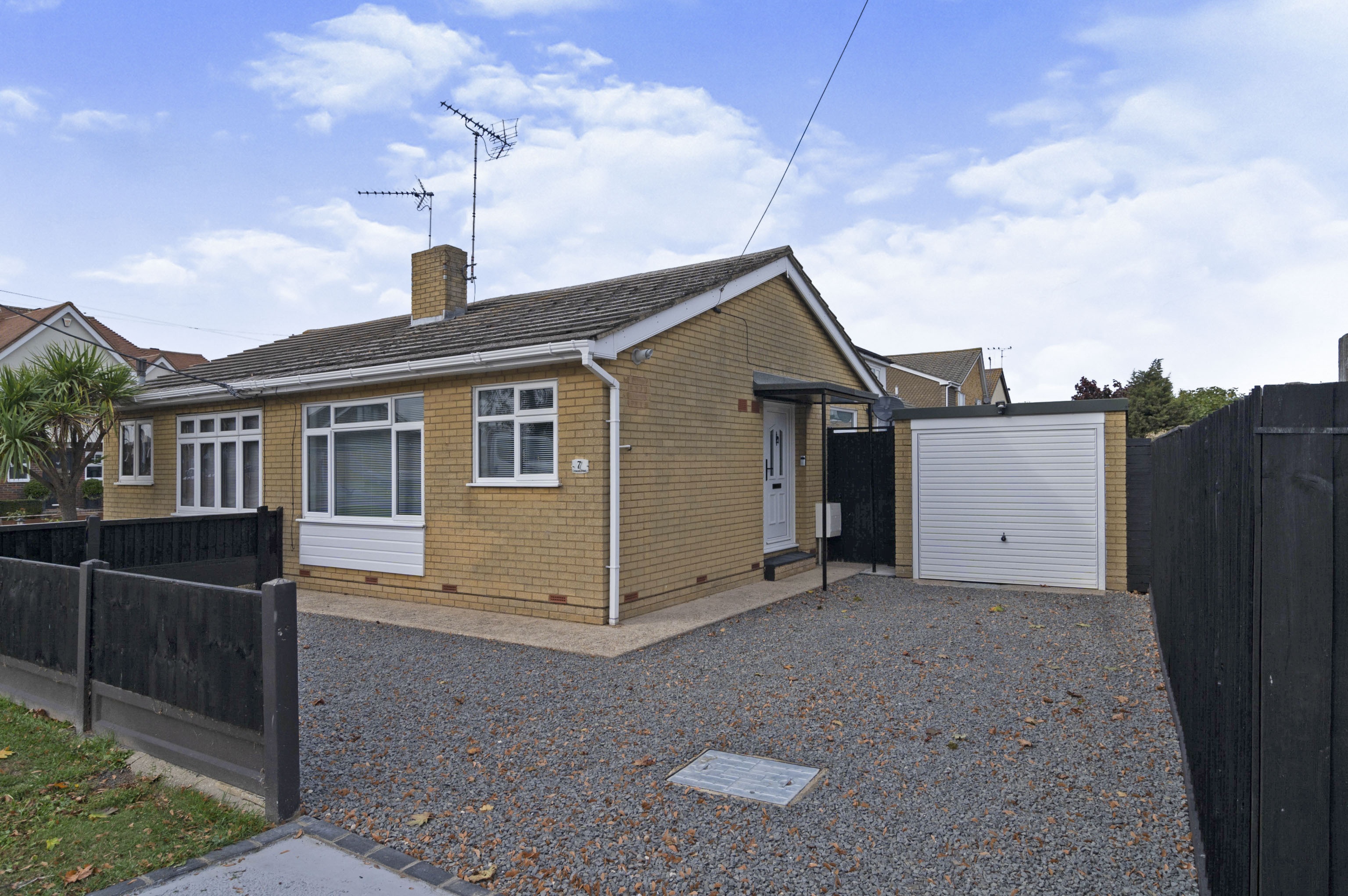 1 bedroom semidetached bungalow for sale in Crescent Road, Canvey