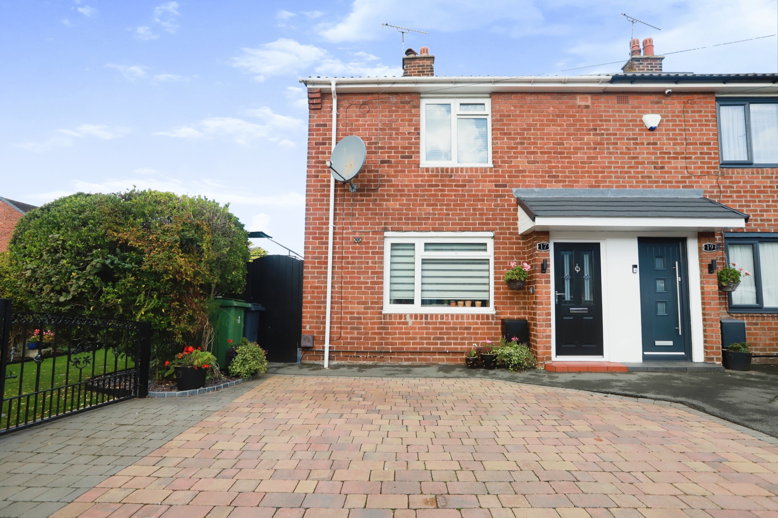 2 bedroom semidetached house for sale in Fenwick Drive, Wrexham, LL13 9DA